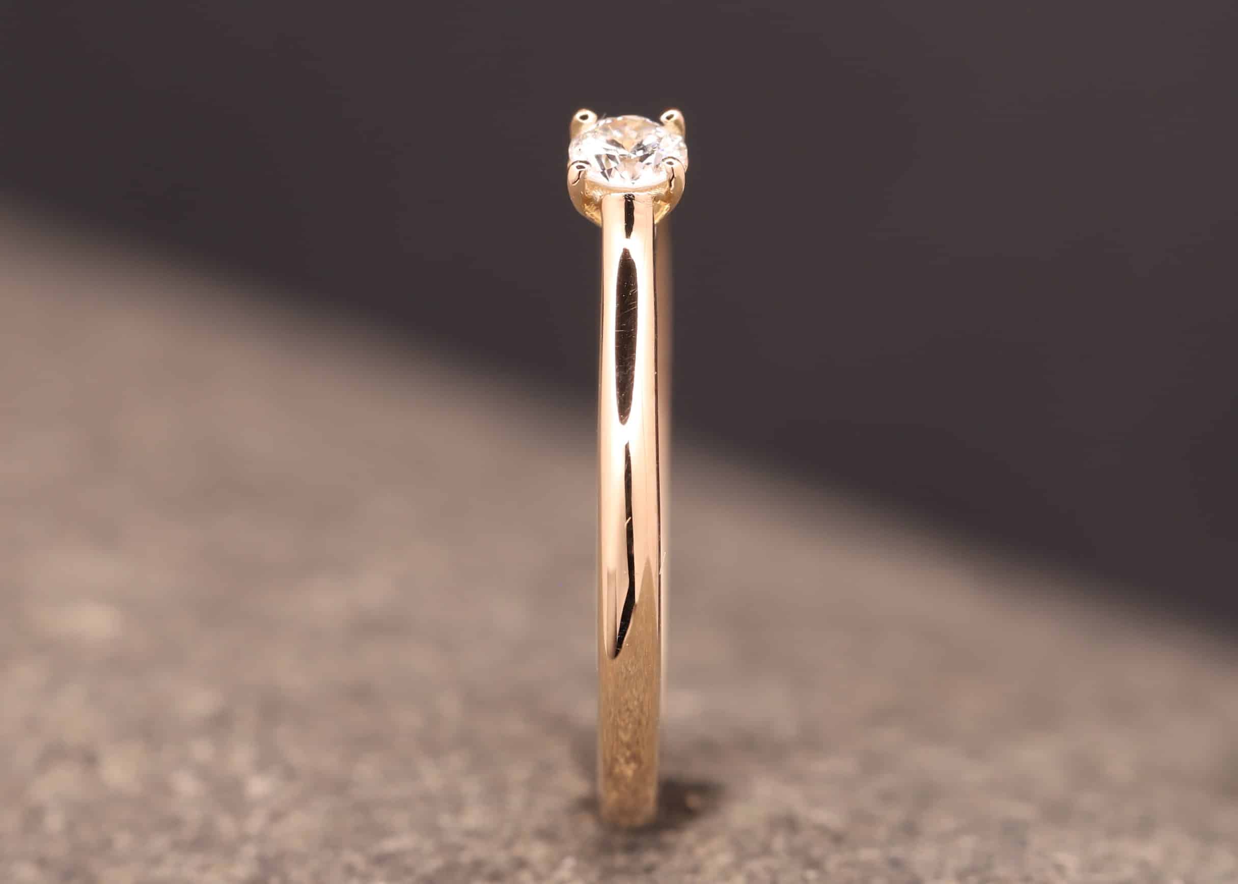 solitaer ring für verlobung in rosegold und brillant mit vier krappen gefasst