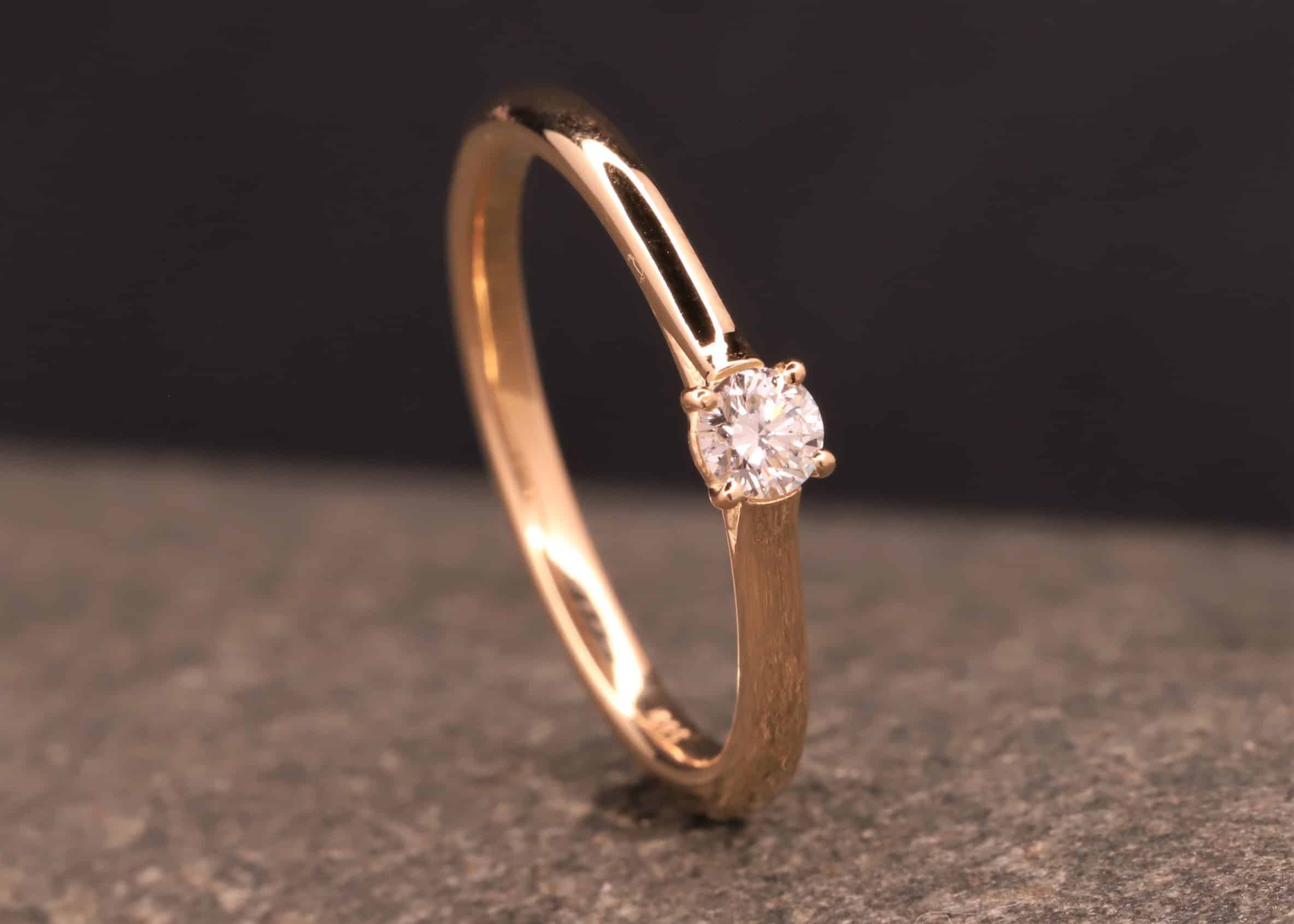 solitaer ring für verlobung in rosegold und brillant mit vier krappen gefasst