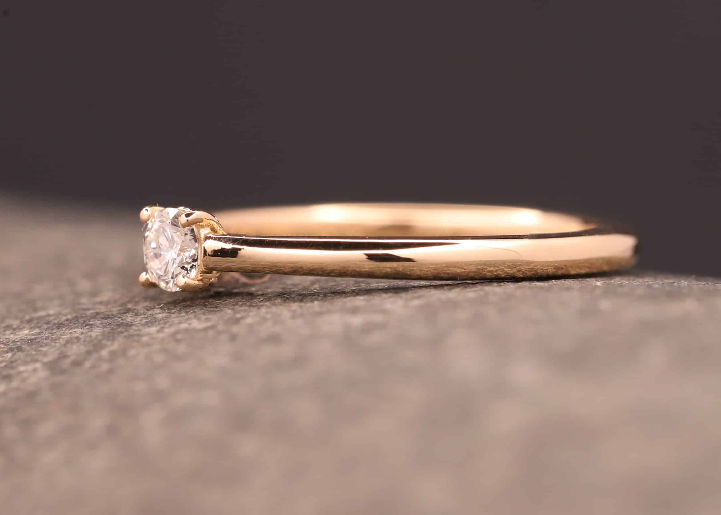 solitaer ring für verlobung in rosegold und brillant mit vier krappen gefasst