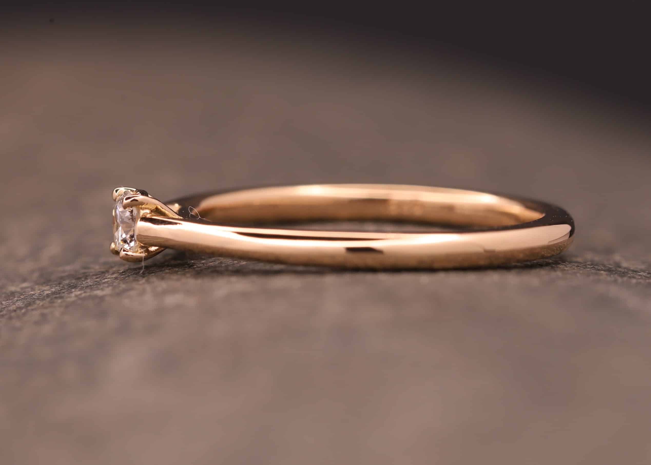 solitaer ring für verlobung in rosegold und brillant mit vier krappen gefasst