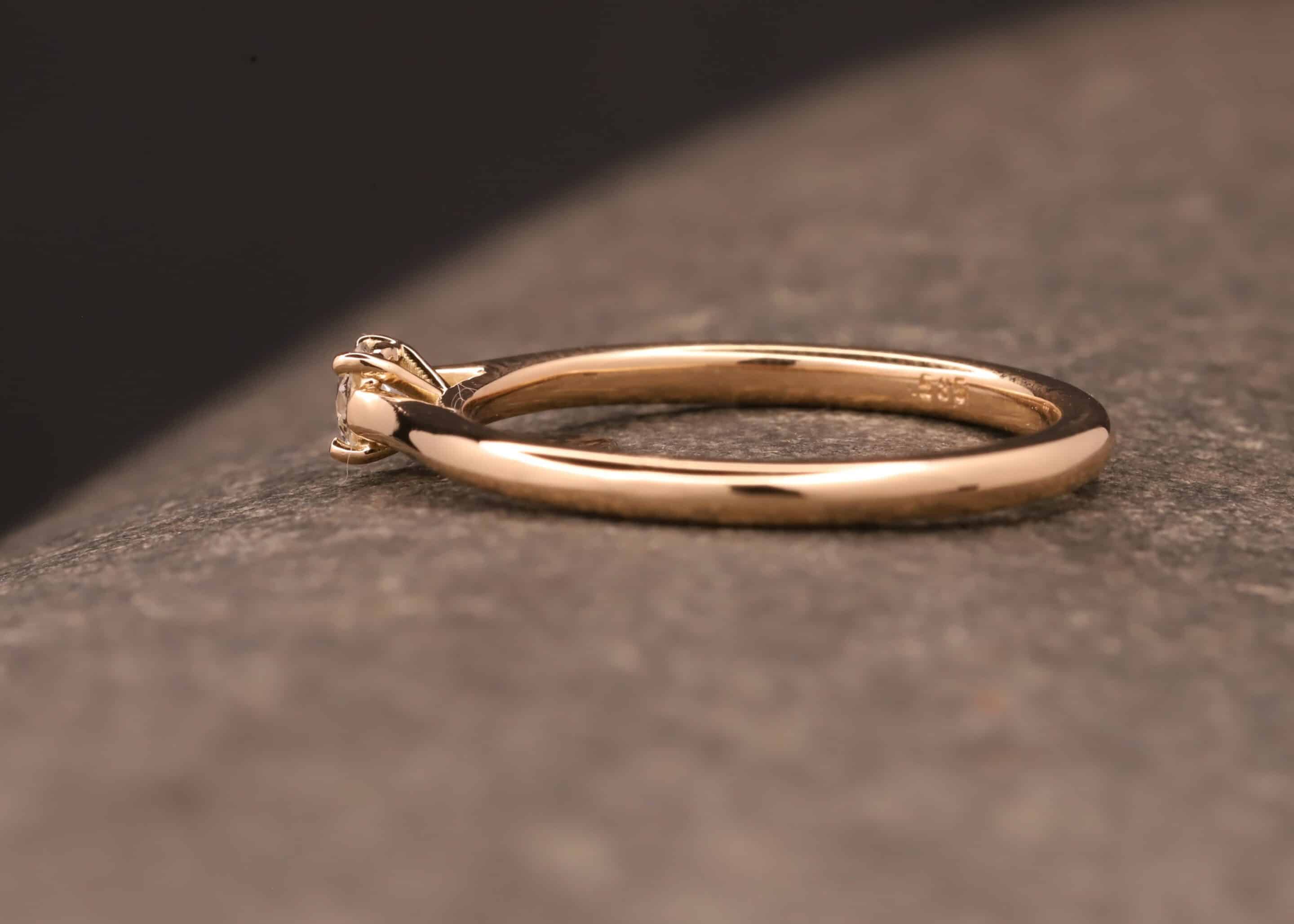 solitaer ring für verlobung in rosegold und brillant mit vier krappen gefasst