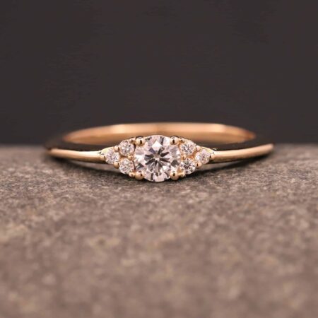 Verlobungsring Rose Gold mit mehreren synthetischen Diamanten Schmuckgarten
