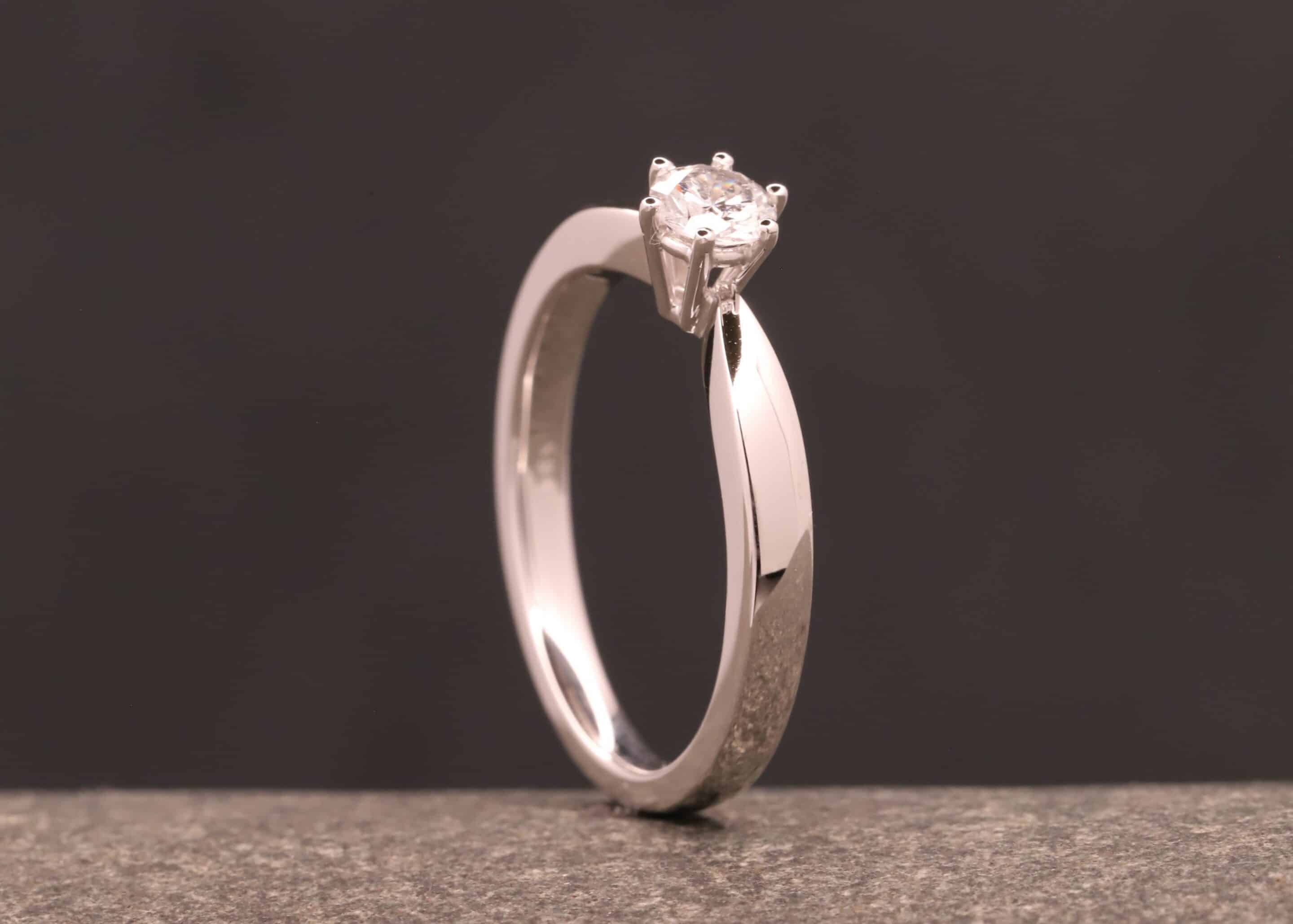 schöner soltärring in weissgold mit diamant verlobung