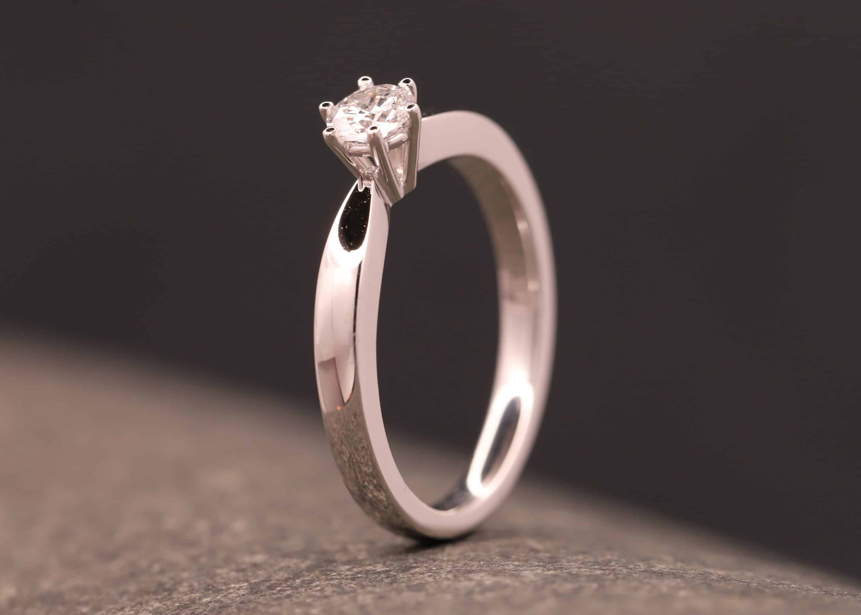 schöner soltärring in weissgold mit diamant verlobung