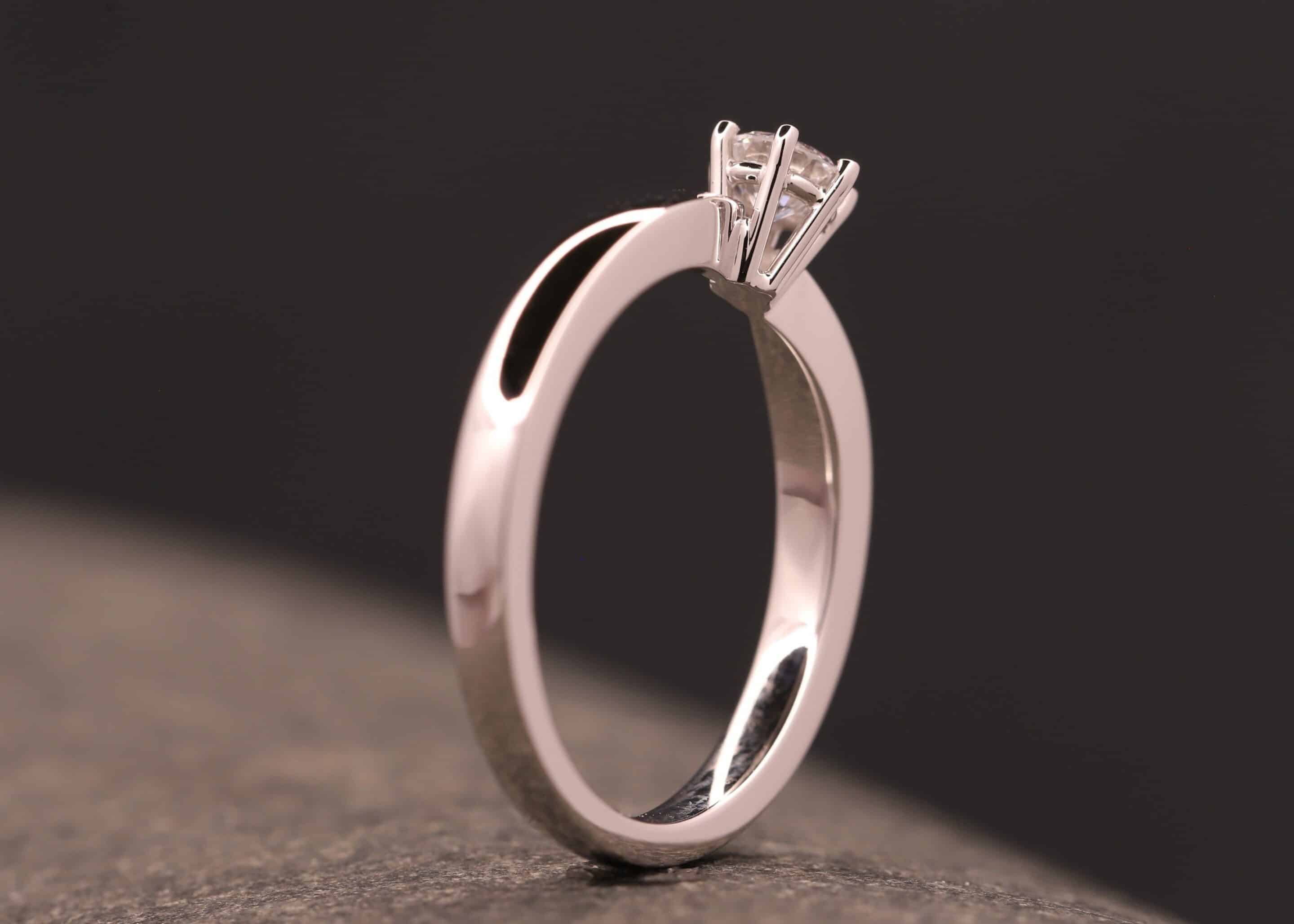 schöner soltärring in weissgold mit diamant verlobung