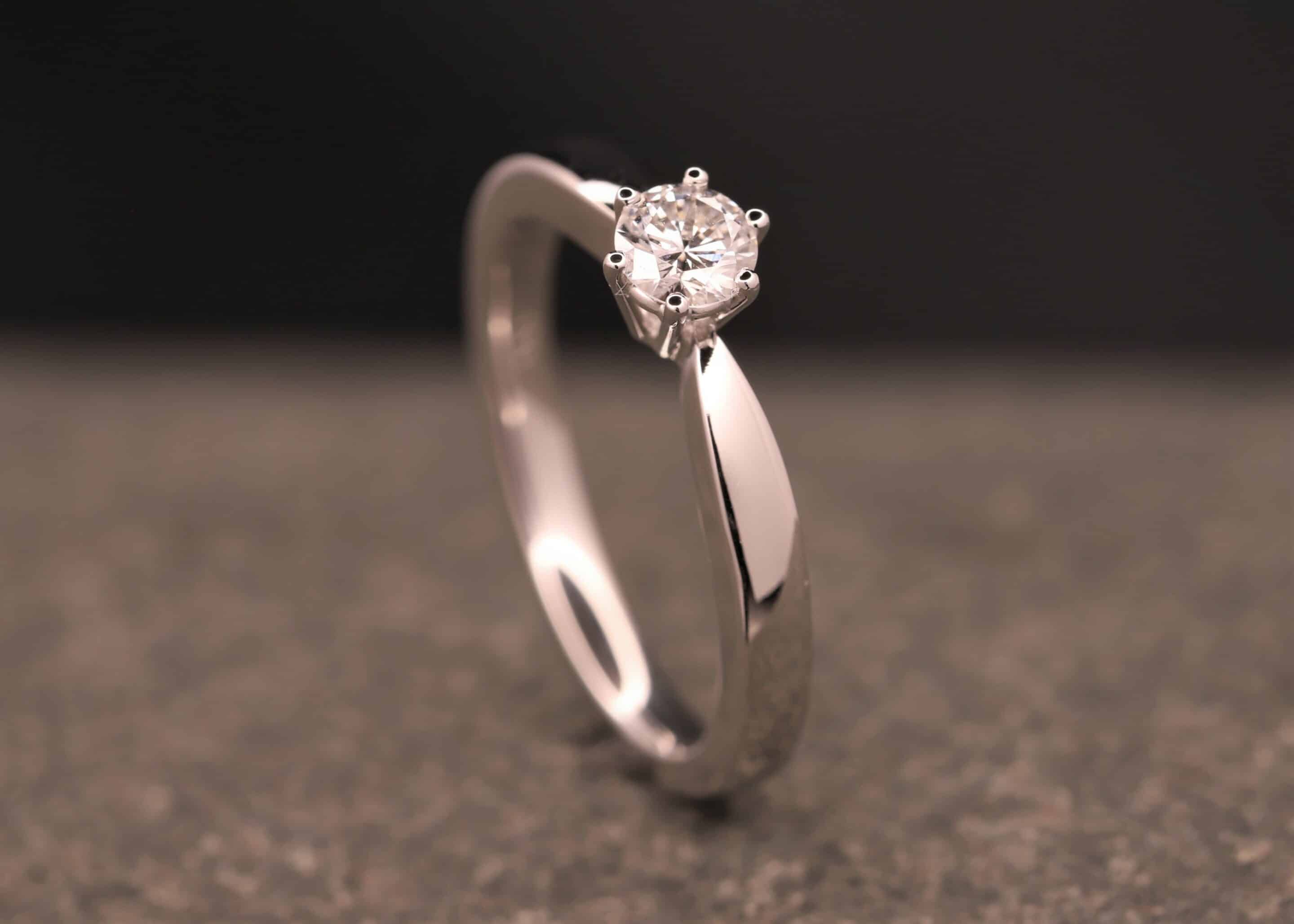 schöner soltärring in weissgold mit diamant verlobung