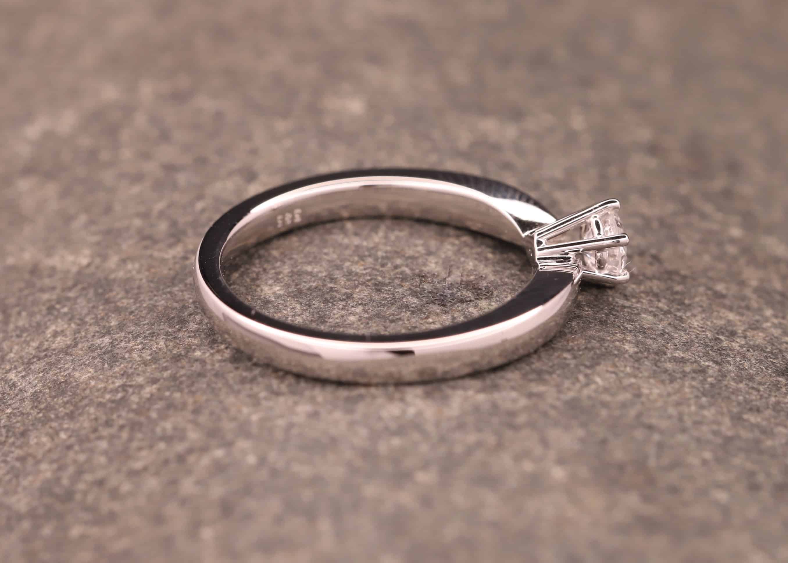 schöner soltärring in weissgold mit diamant verlobung