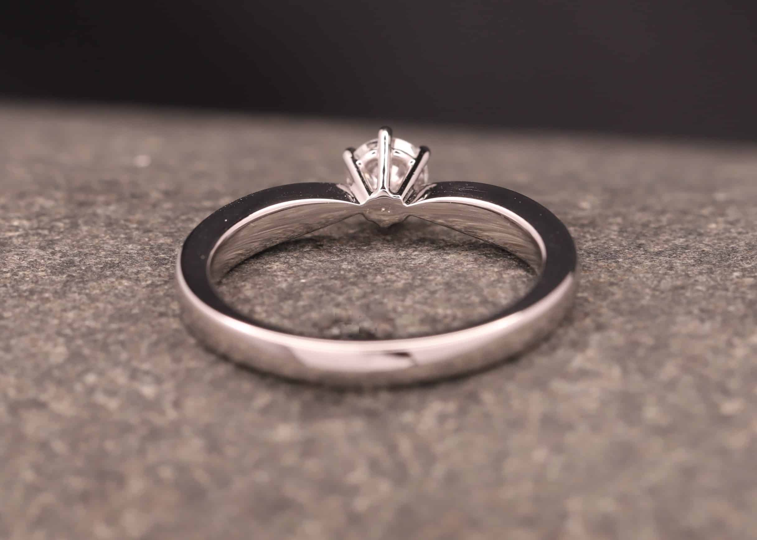 schöner soltärring in weissgold mit diamant verlobung