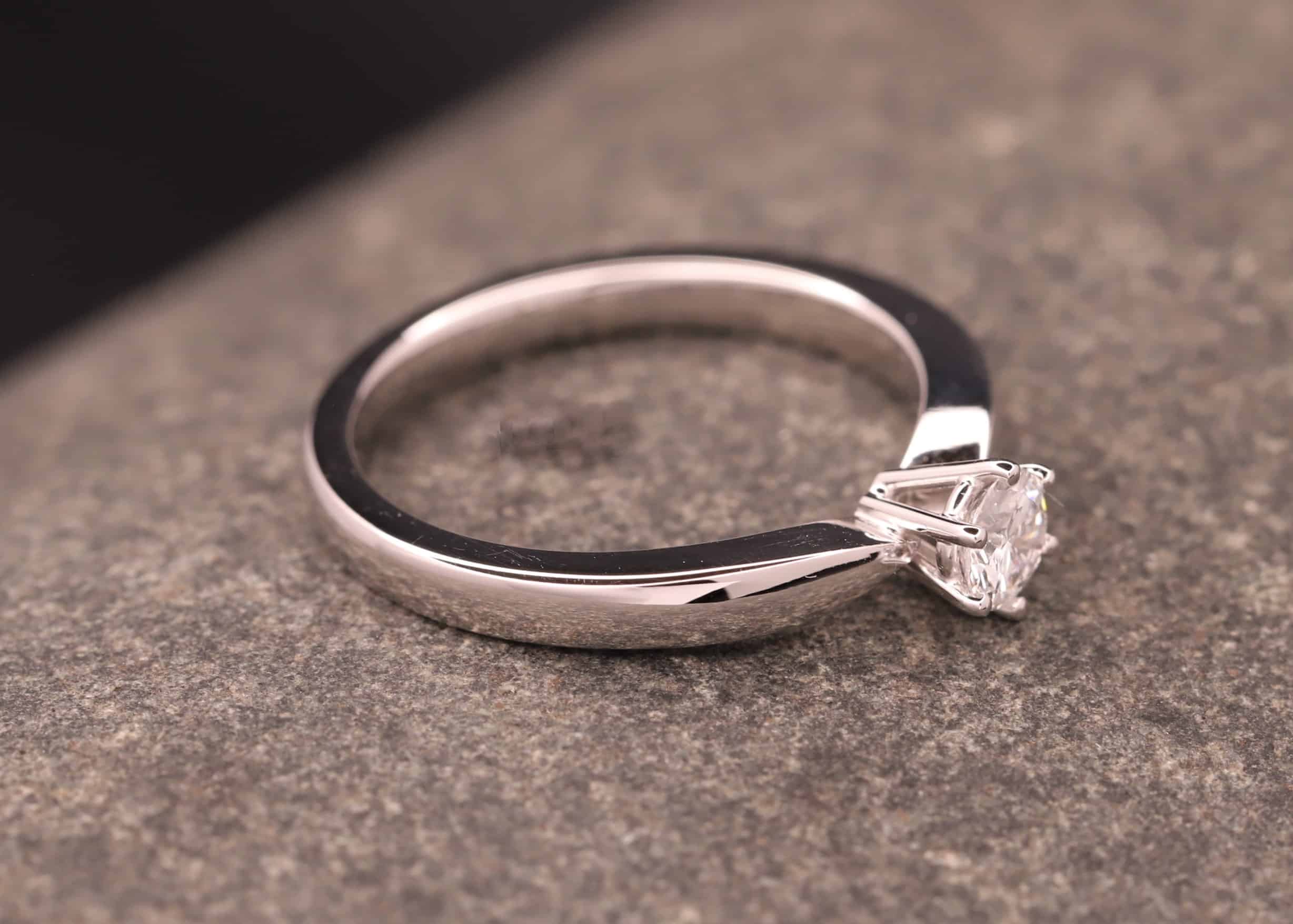 schöner soltärring in weissgold mit diamant verlobung