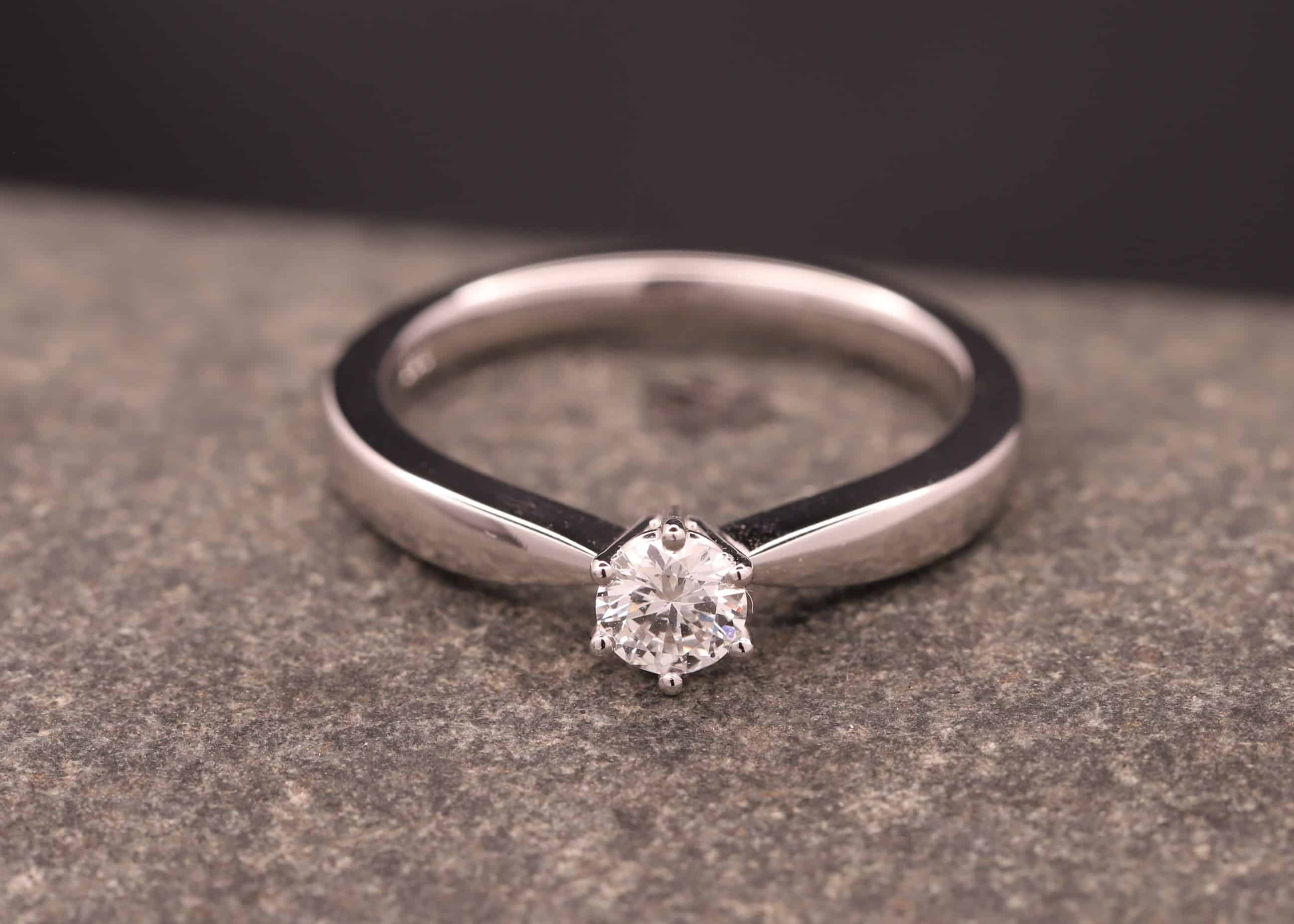 schöner soltärring in weissgold mit diamant verlobung