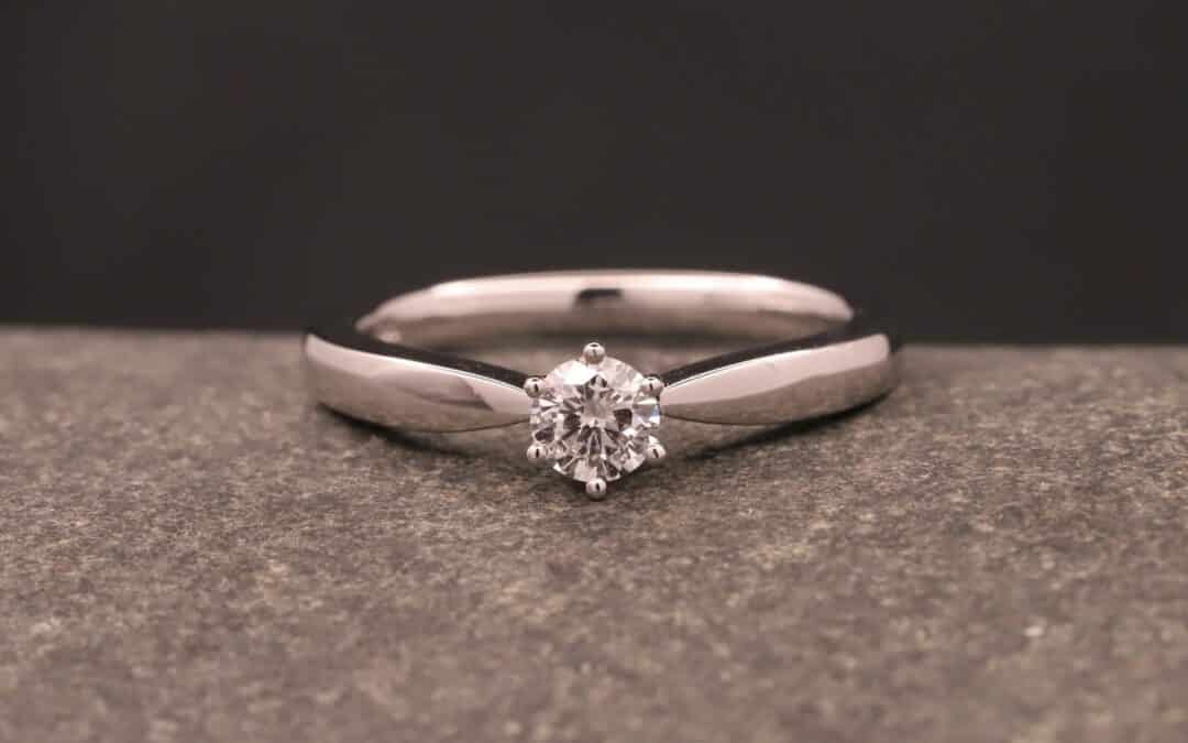 Verlobungsring 585er Weißgold mit 0,3ct synthetischem Diamanten im Brillantschliff