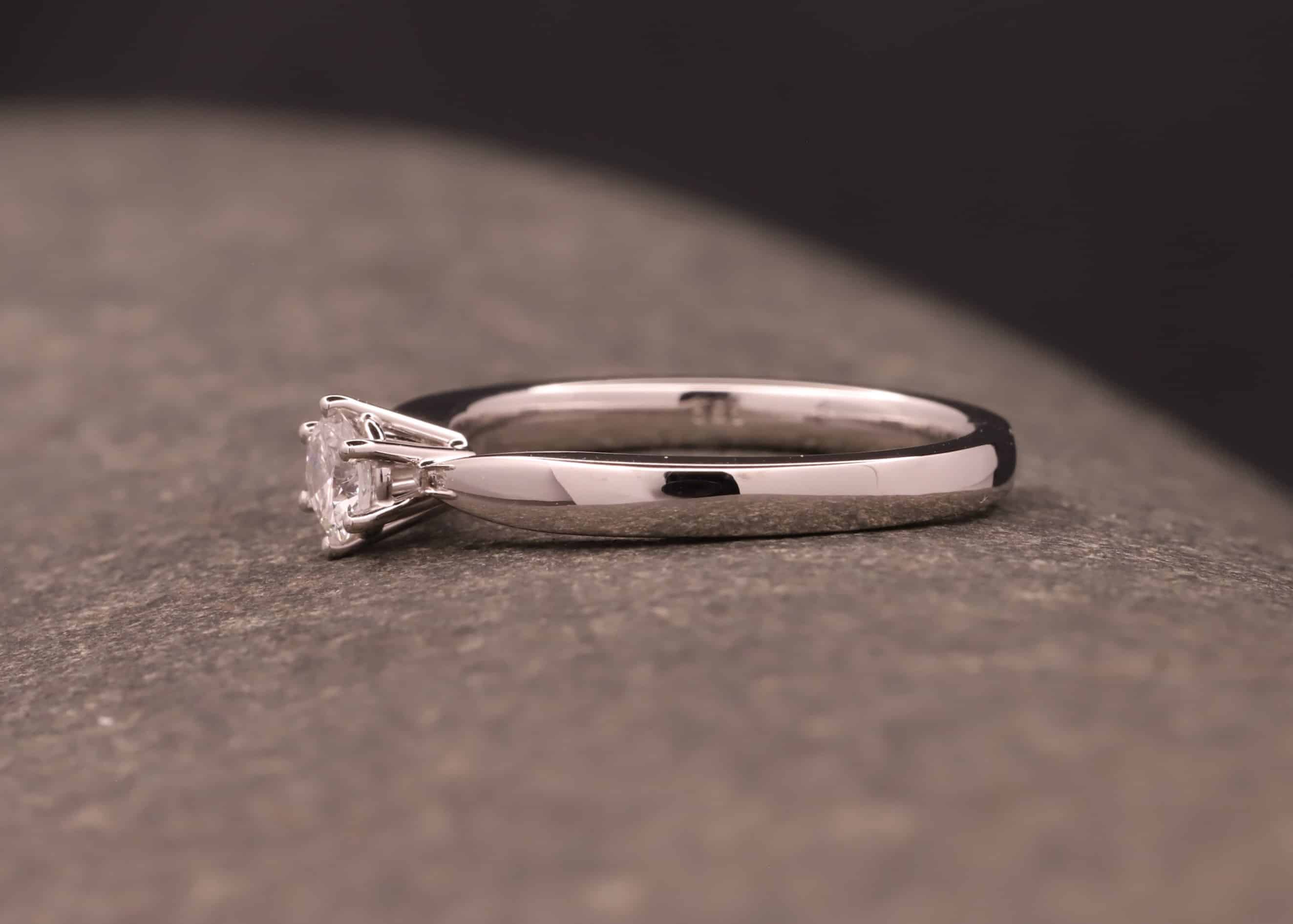 schöner soltärring in weissgold mit diamant verlobung