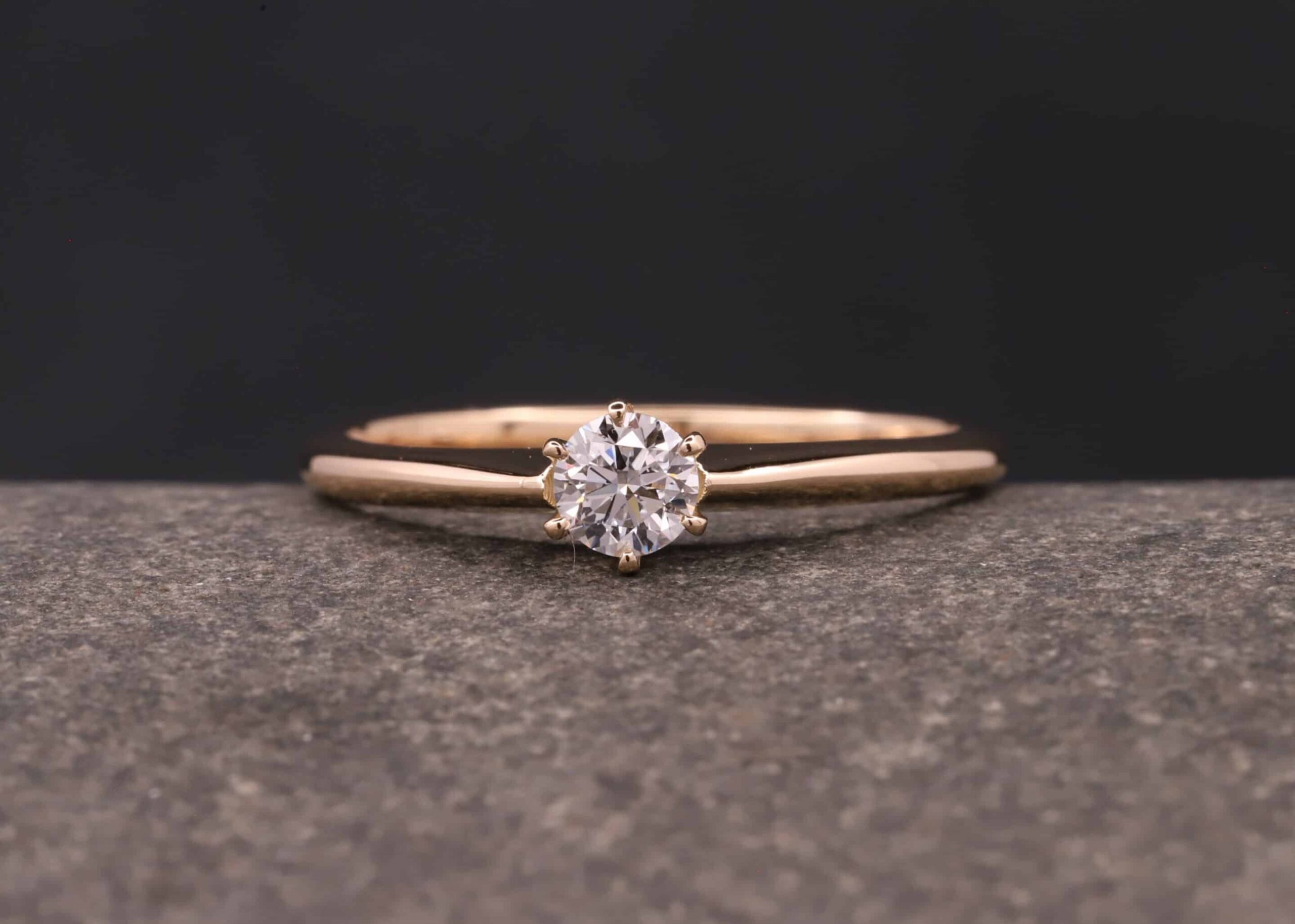 verlobungsring in rosegold mit diamant hergestellt im schmuchgarten