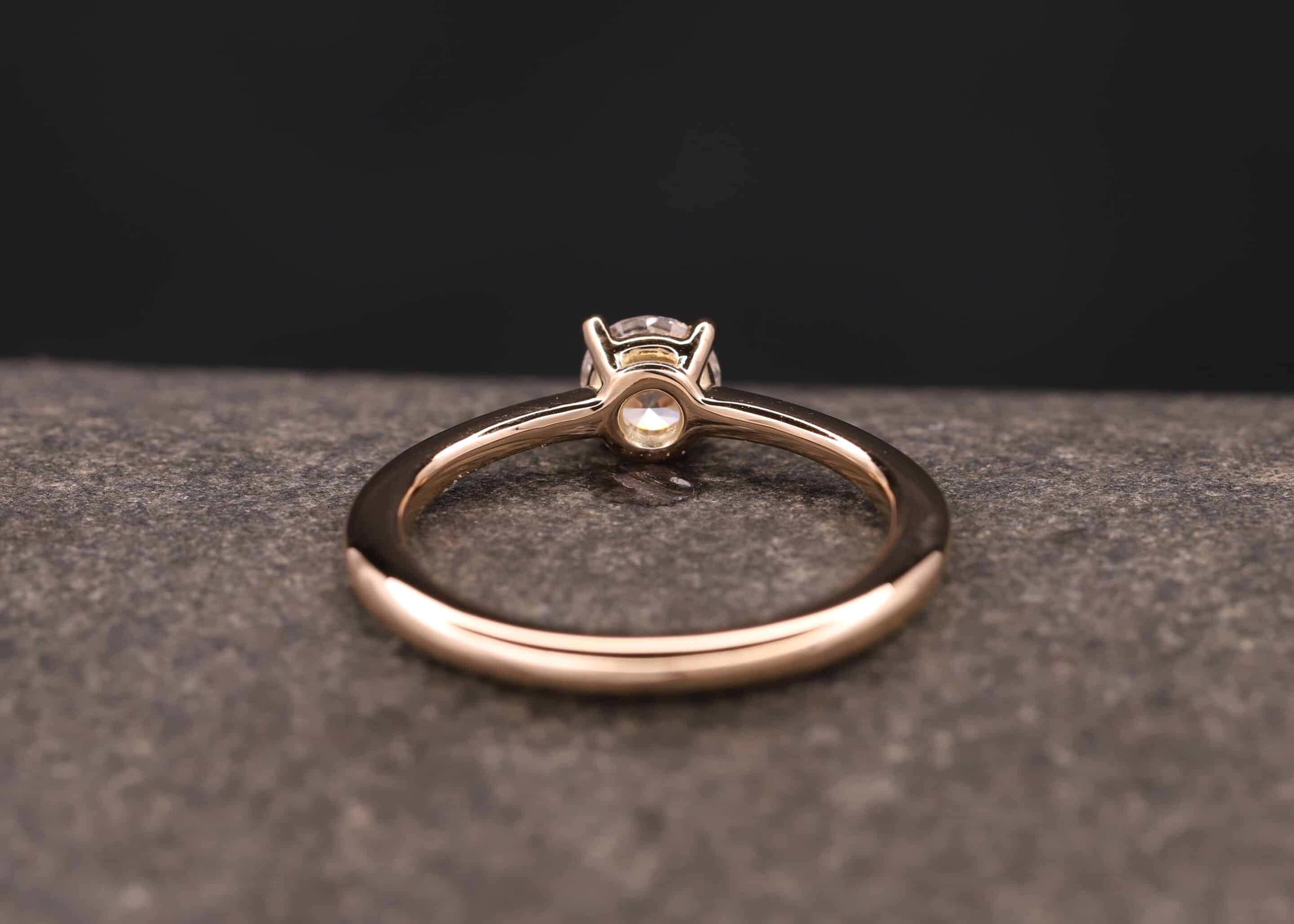 solitaire ring in gold mit brillant hergestellt im schmuchgarten