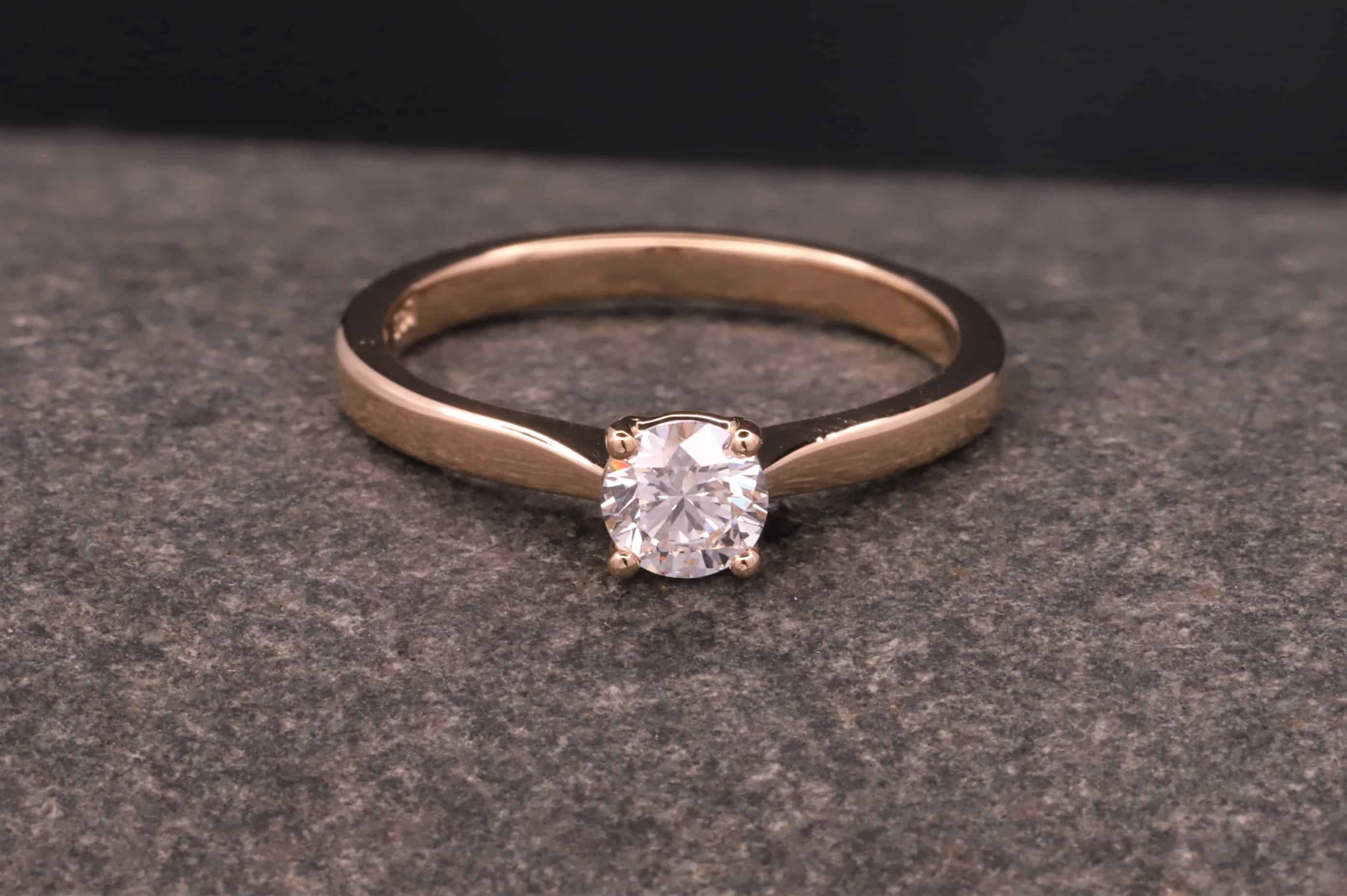 verlobung ring in gold mit brillant in 4-krappen-fassung schmuckgarten stolberg