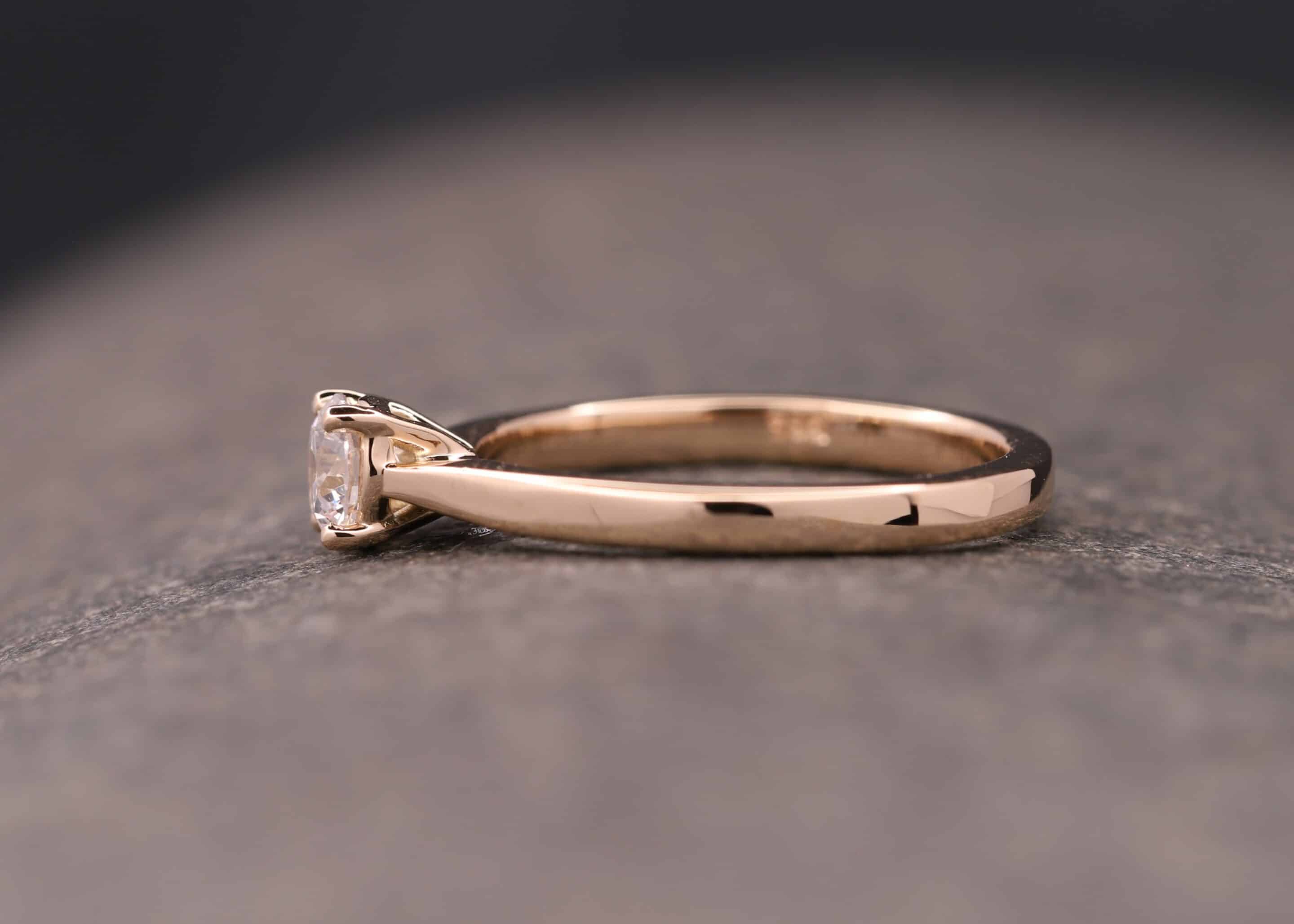 verlobung ring in gold mit brillant in 4-krappen-fassung schmuckgarten stolberg