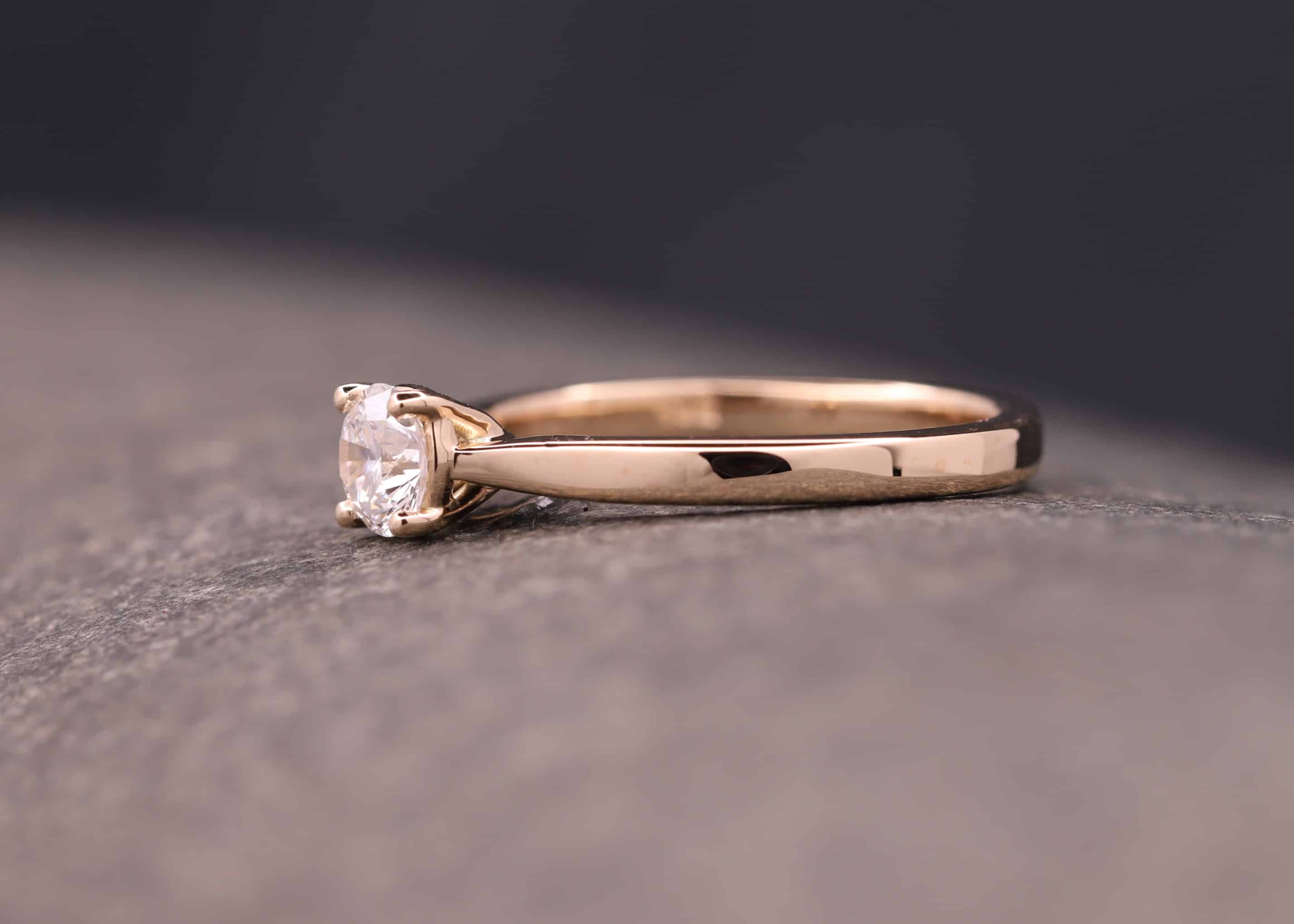 verlobung ring in gold mit brillant in 4-krappen-fassung schmuckgarten stolberg