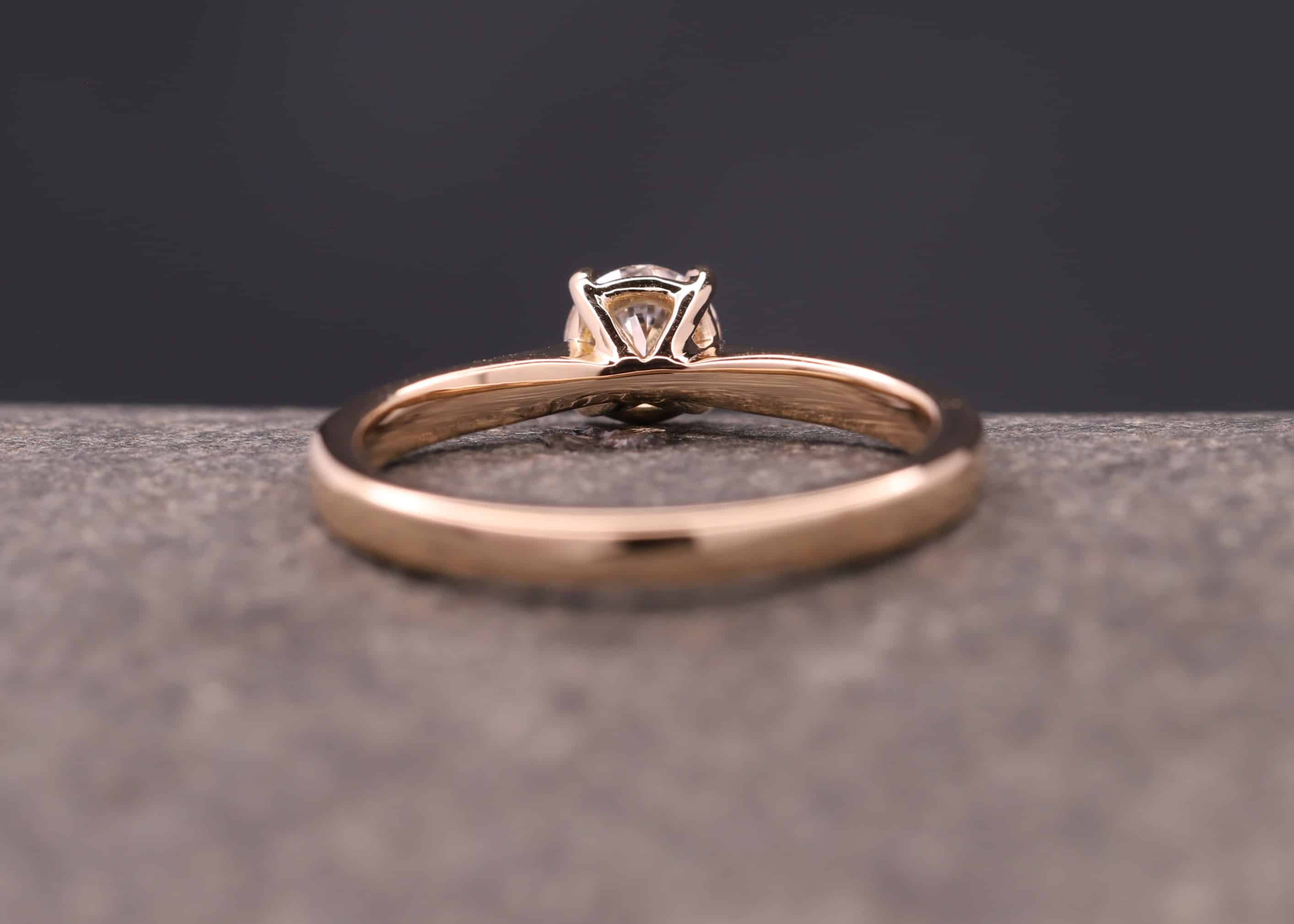 verlobung ring in gold mit brillant in 4-krappen-fassung schmuckgarten stolberg