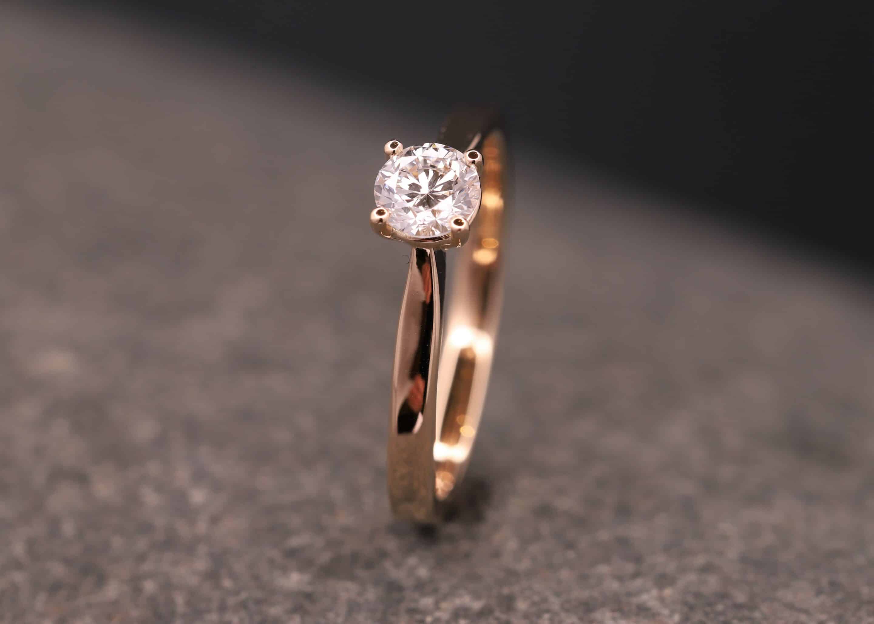 verlobung ring in gold mit brillant in 4-krappen-fassung schmuckgarten stolberg