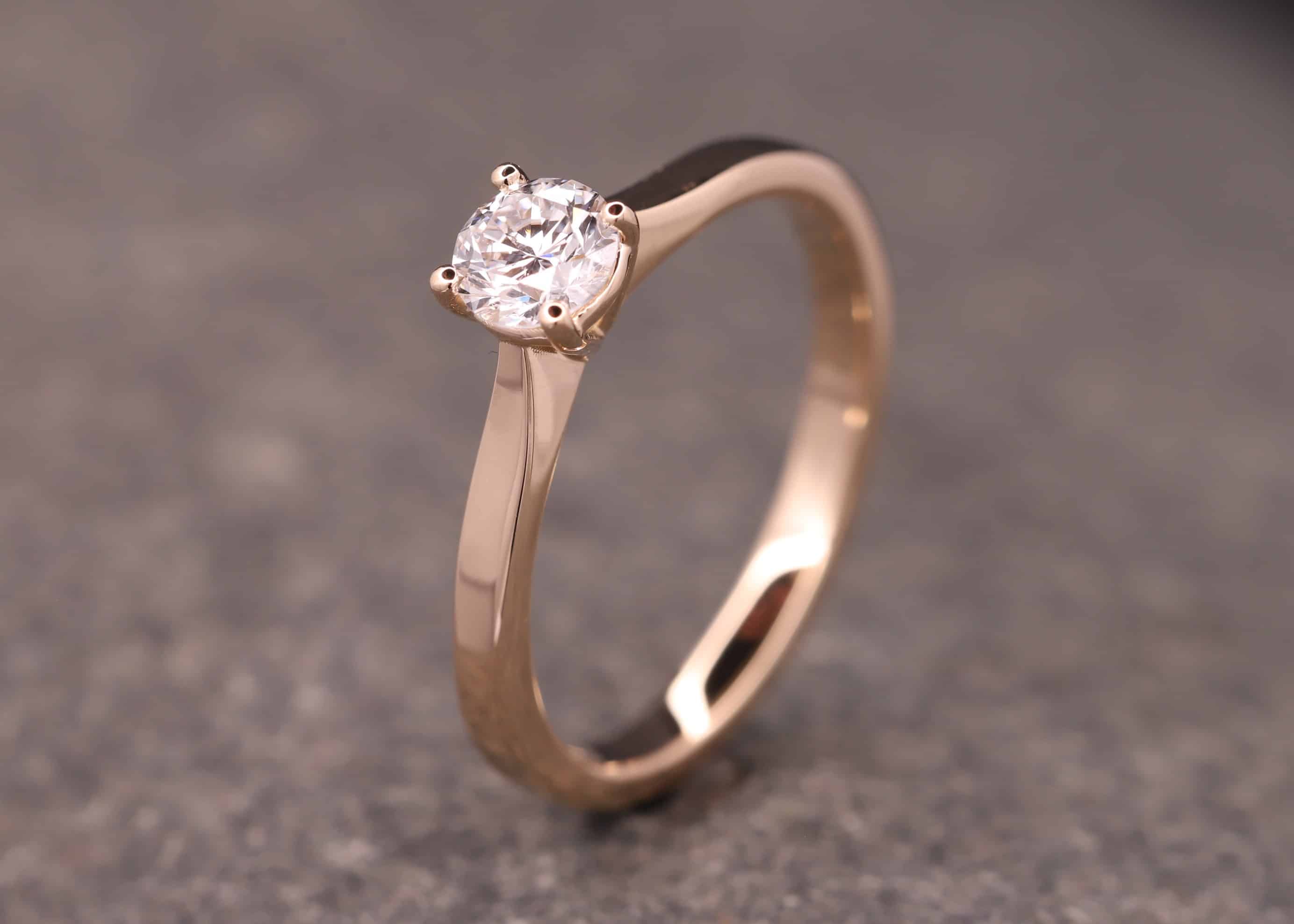 verlobung ring in gold mit brillant in 4-krappen-fassung schmuckgarten stolberg