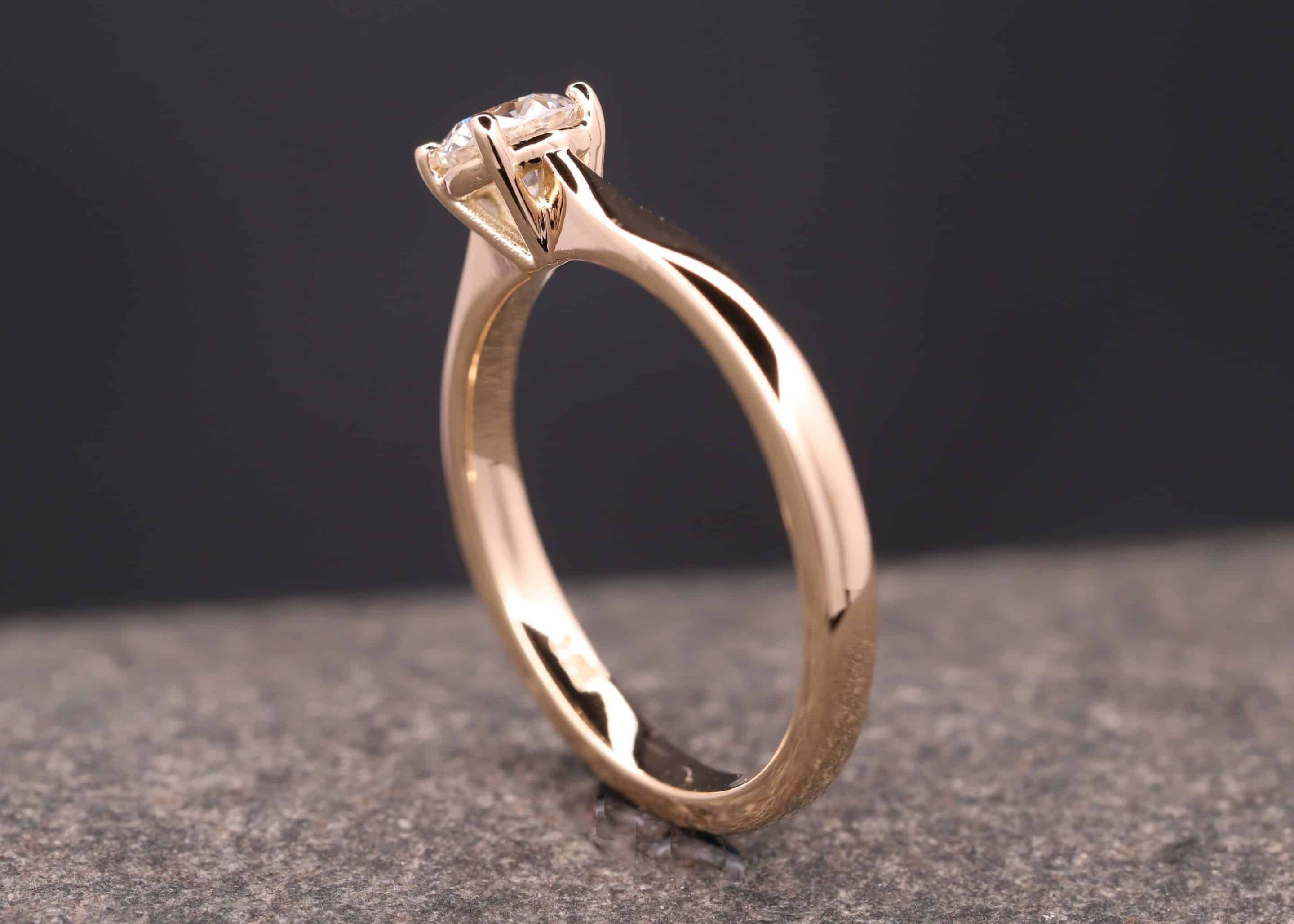 verlobung ring in gold mit brillant in 4-krappen-fassung schmuckgarten stolberg