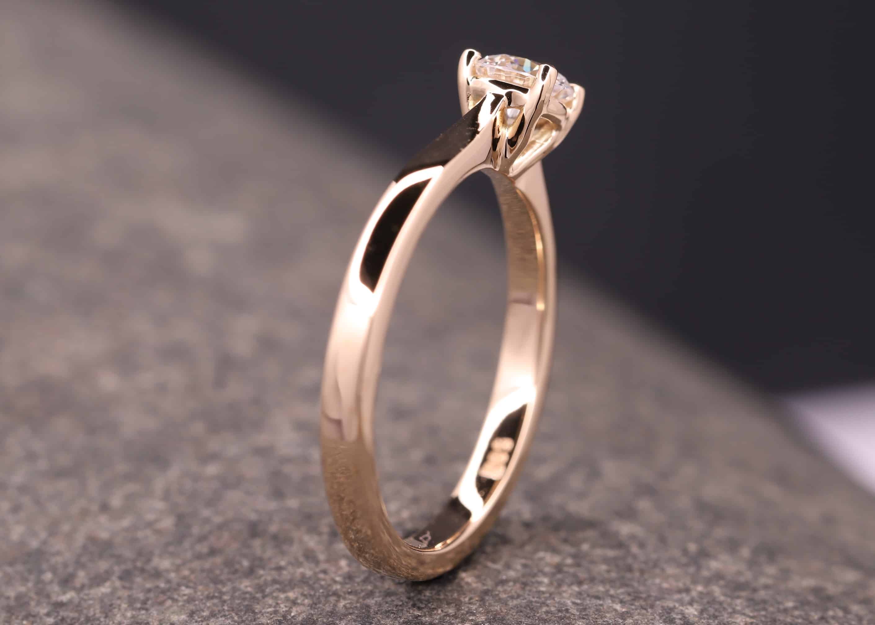 verlobung ring in gold mit brillant in 4-krappen-fassung schmuckgarten stolberg
