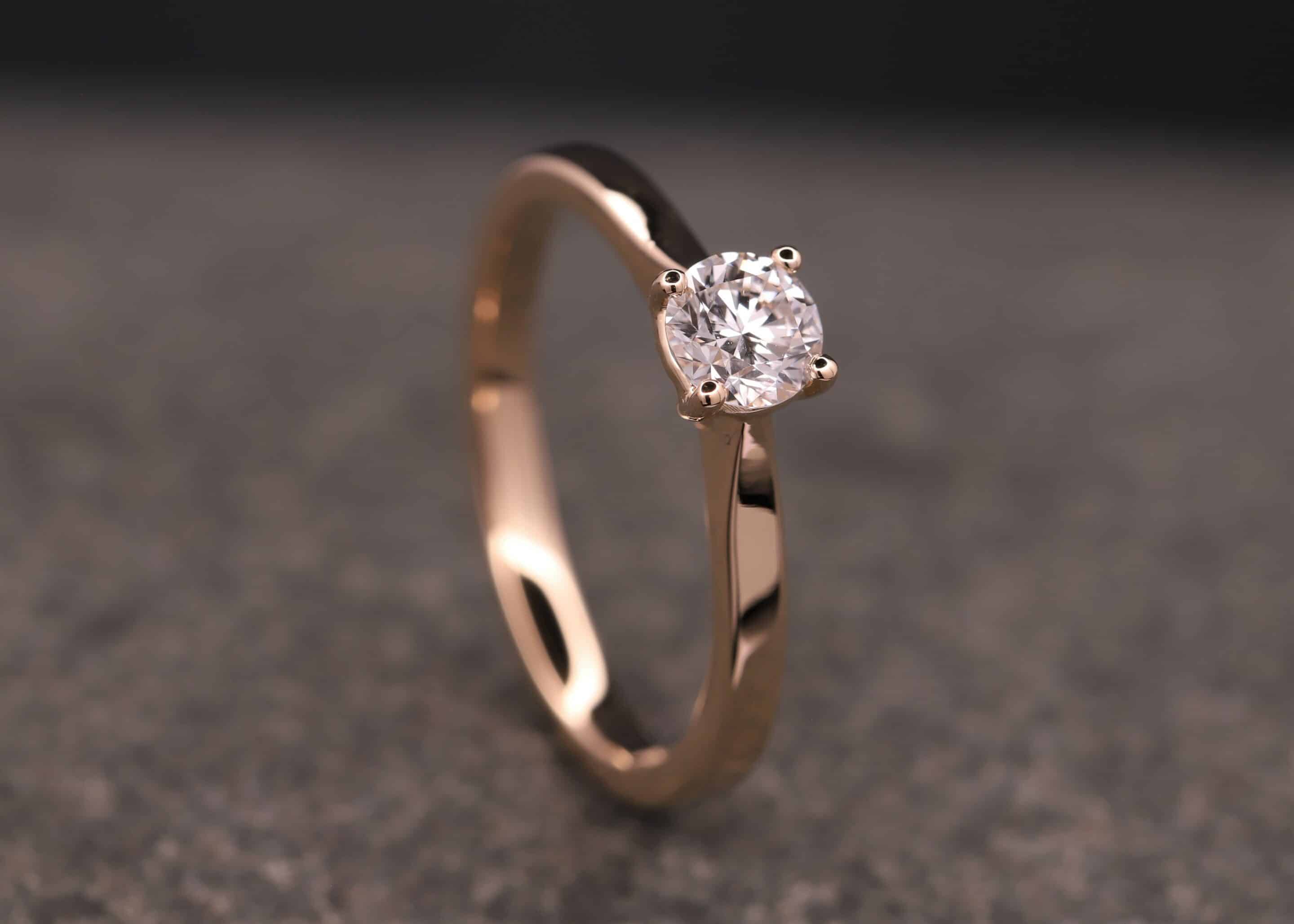 verlobung ring in gold mit brillant in 4-krappen-fassung schmuckgarten stolberg