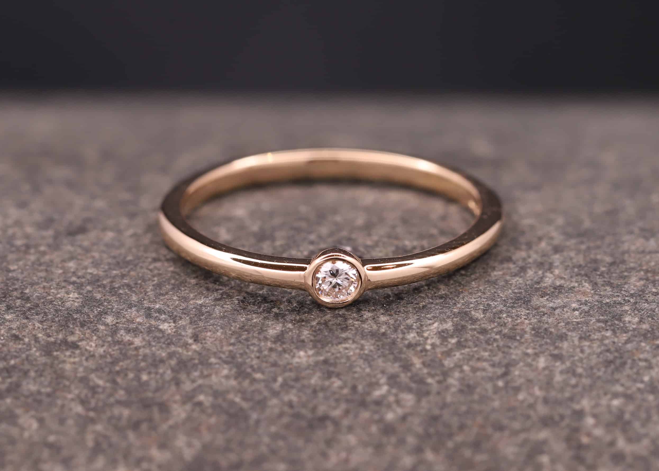 verlobung ring in gold mit brillant in geschlossener fassung schmuckgarten stolberg aachen