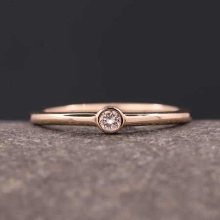 verlobung ring in gold mit brillant in geschlossener fassung schmuckgarten stolberg aachen