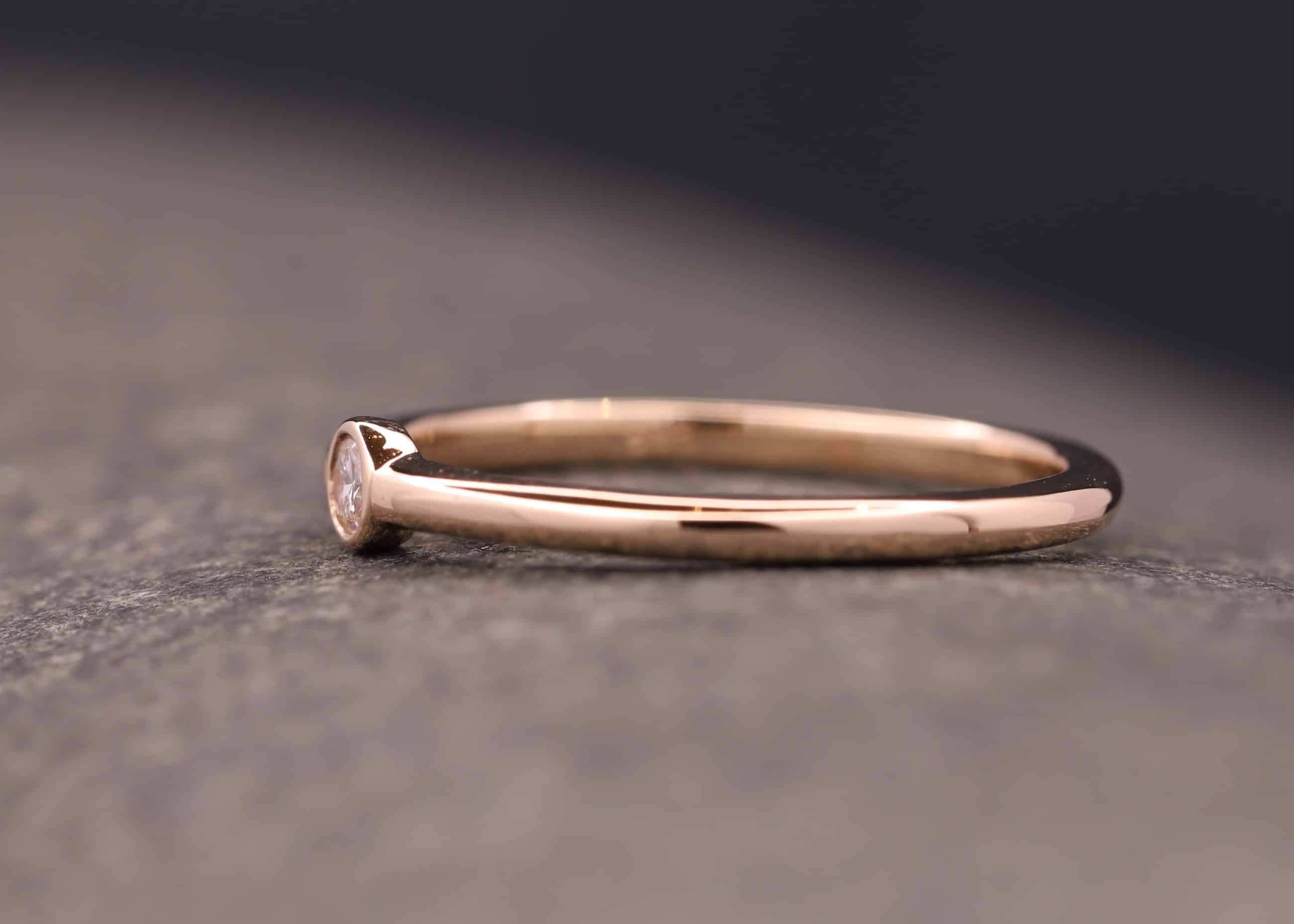 verlobung ring in gold mit brillant in geschlossener fassung schmuckgarten stolberg aachen