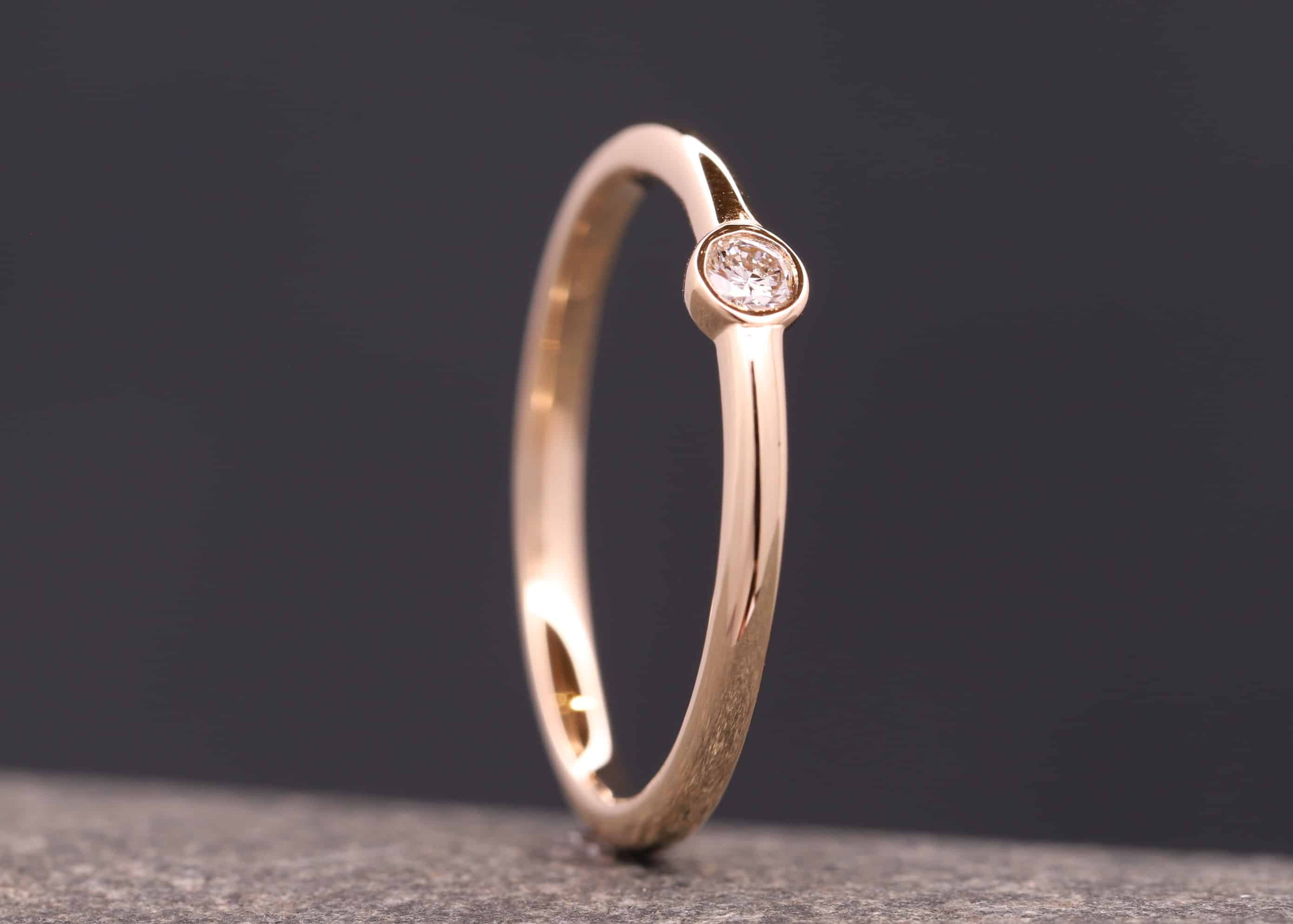 verlobung ring in gold mit brillant in geschlossener fassung schmuckgarten stolberg aachen