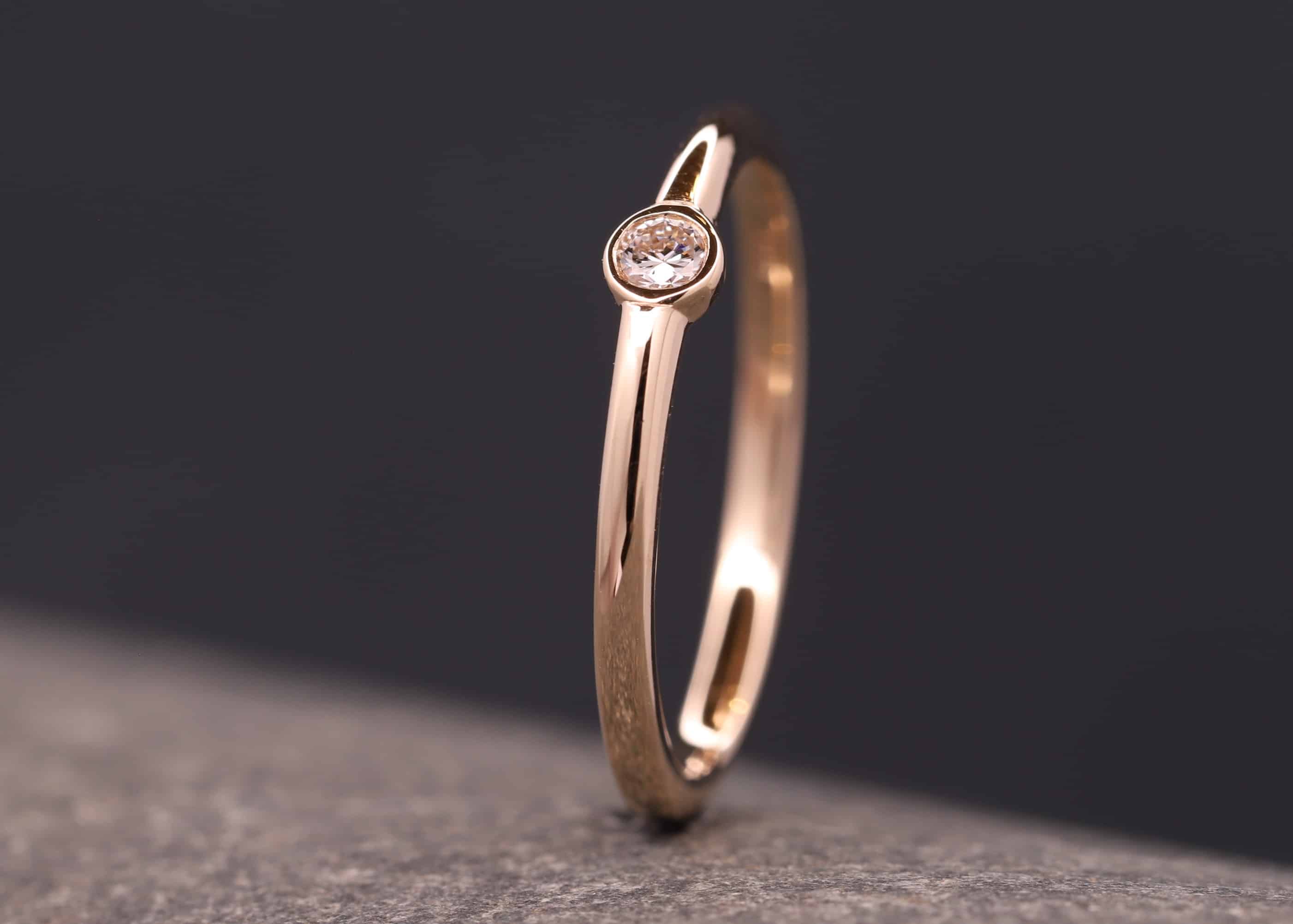 verlobung ring in gold mit brillant in geschlossener fassung schmuckgarten stolberg aachen