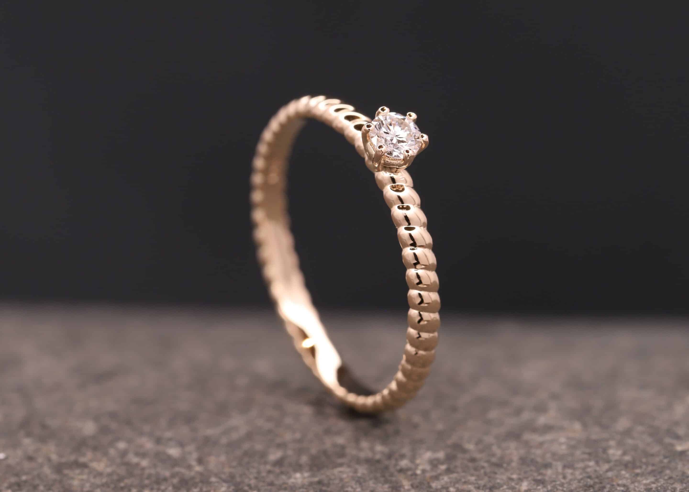 verlobungsring in rosegold mit diamant aus dem schmuckgarten