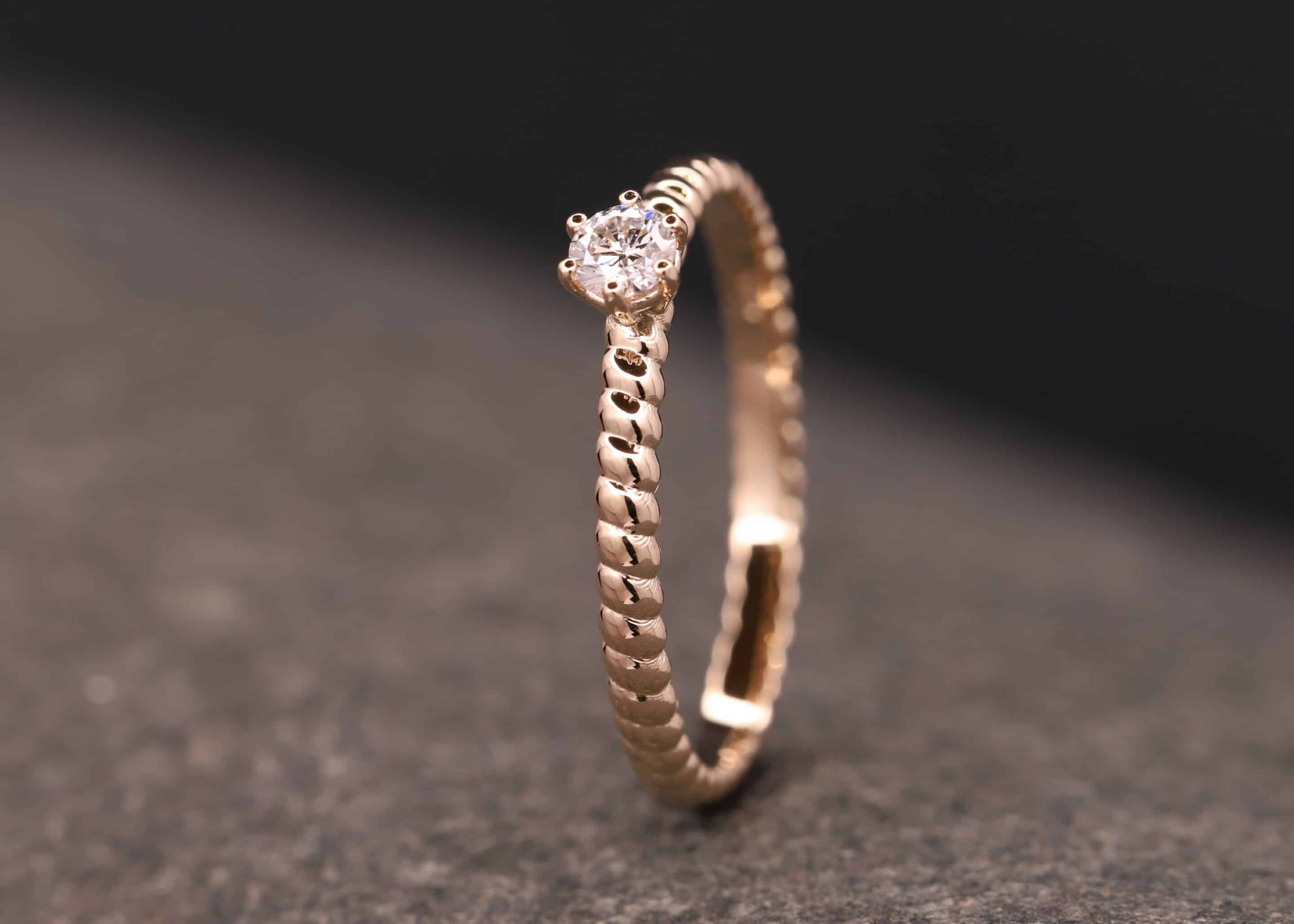 verlobungsring in rosegold mit diamant aus dem schmuckgarten