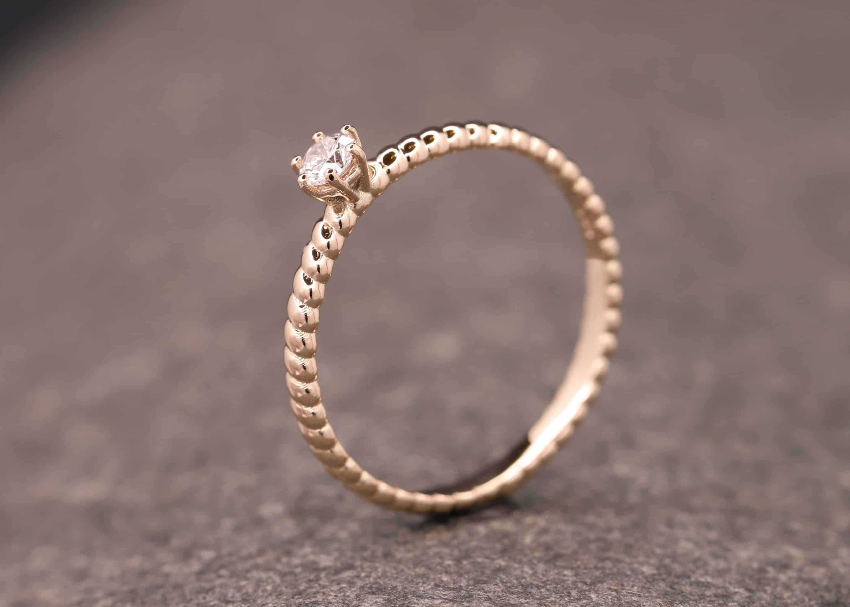 verlobungsring in rosegold mit diamant aus dem schmuckgarten