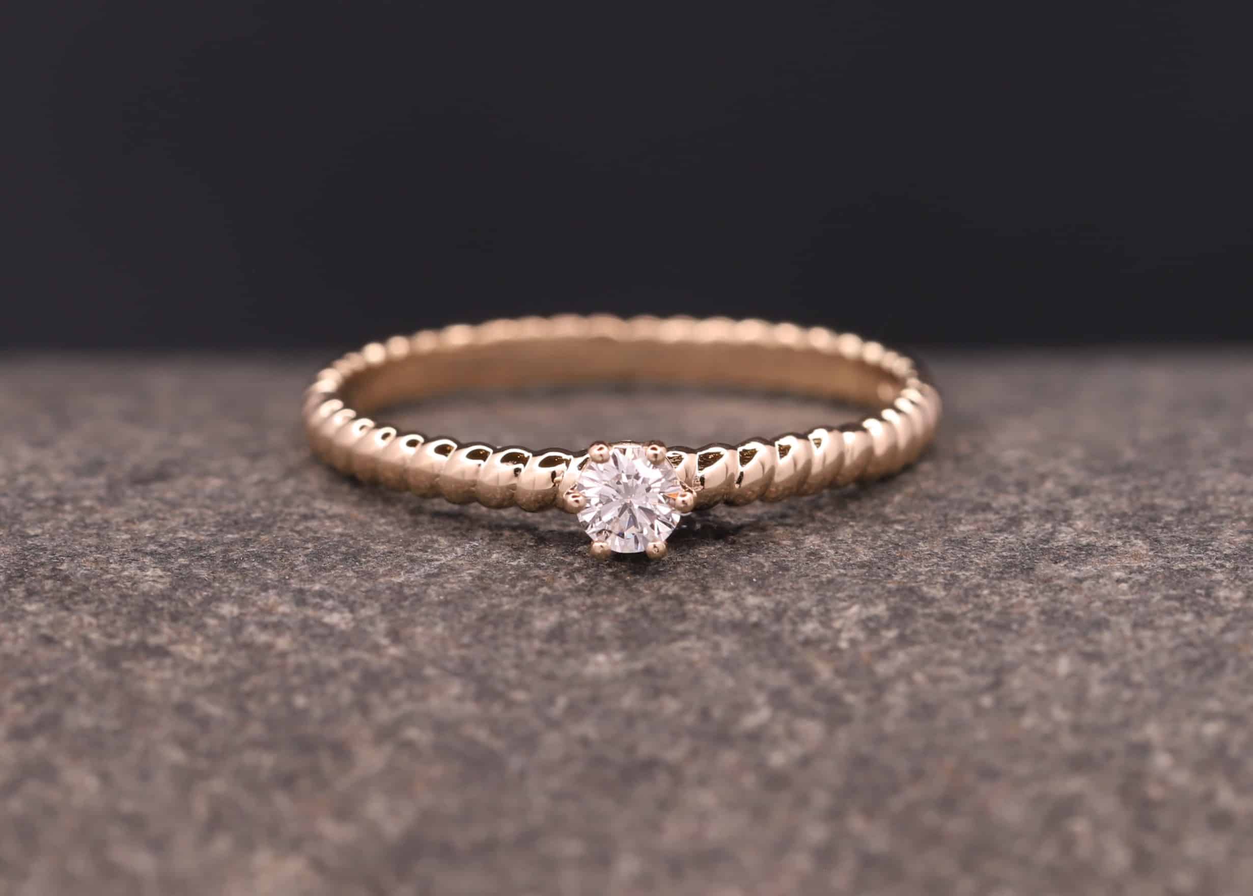 verlobungsring in rosegold mit diamant aus dem schmuckgarten