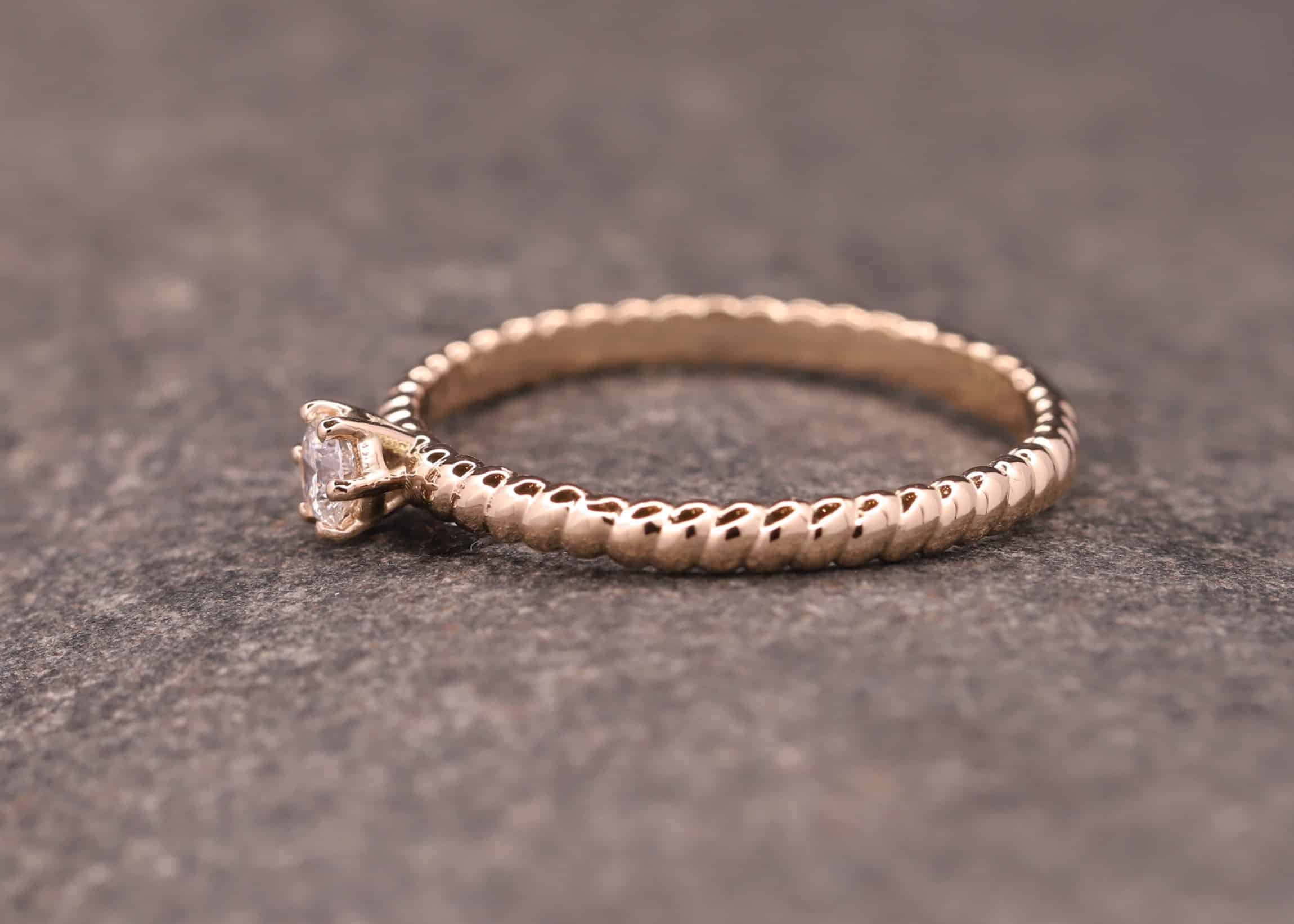 verlobungsring in rosegold mit diamant aus dem schmuckgarten