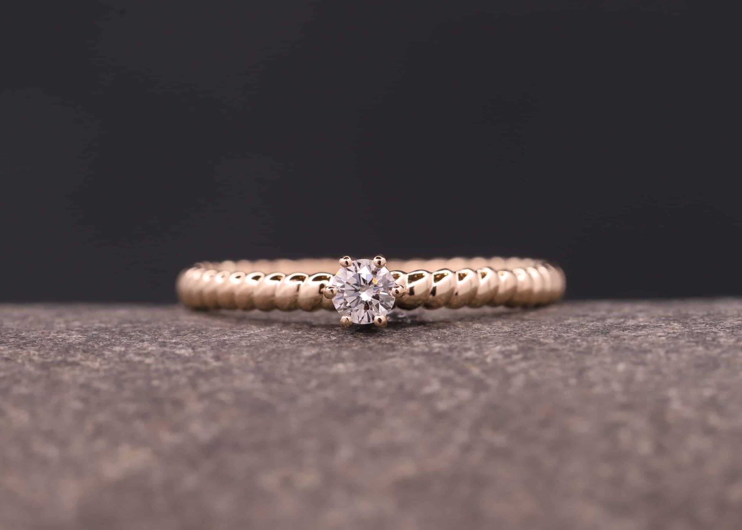 verlobungsring in rosegold mit diamant aus dem schmuckgarten