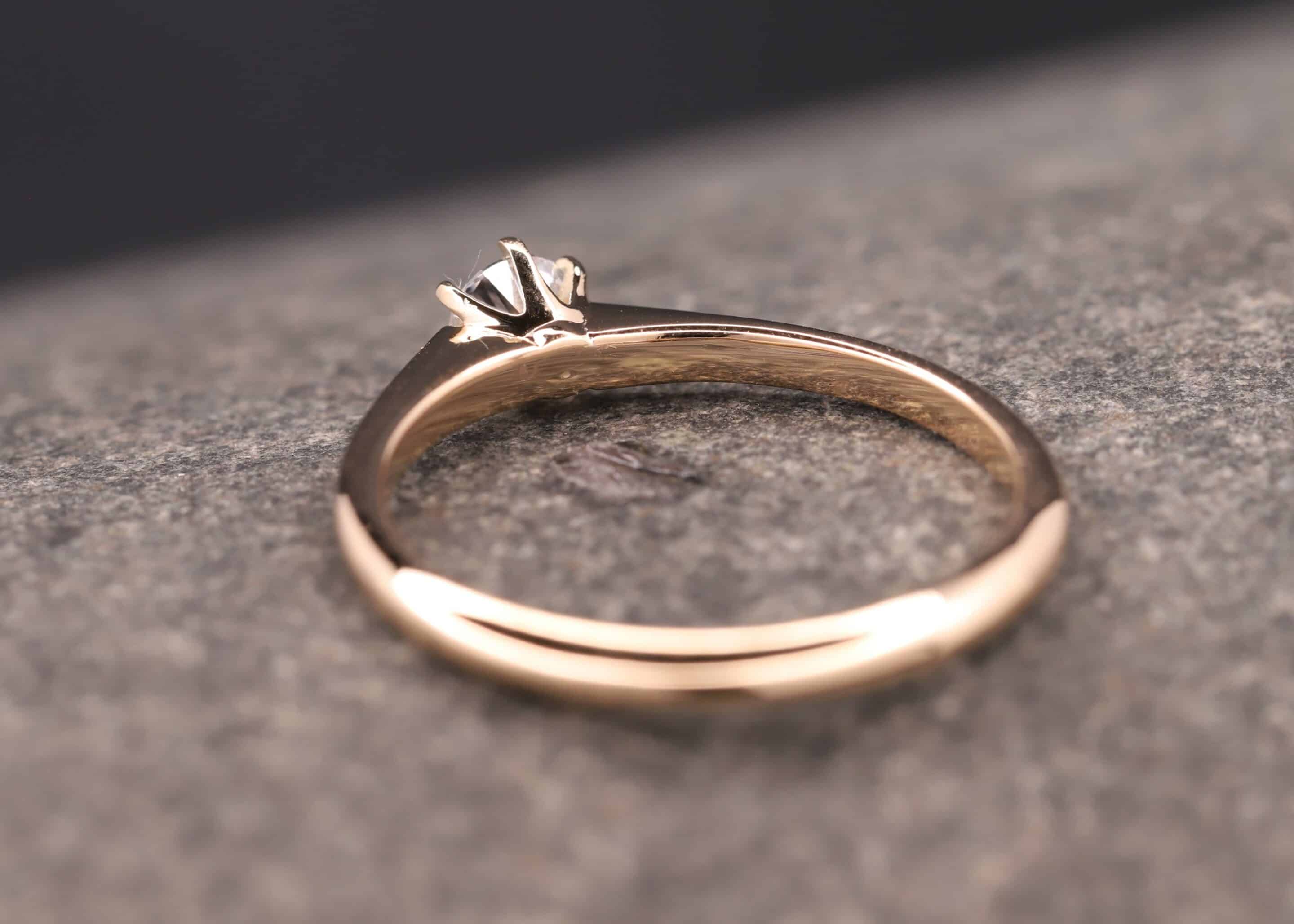 verlobungsring in rosegold mit diamant hergestellt im schmuchgarten