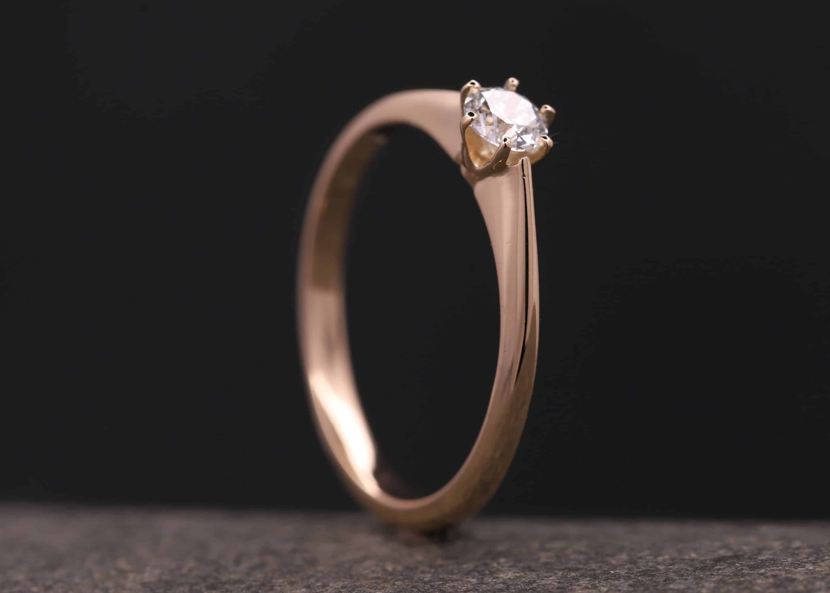 verlobungsring in rosegold mit diamant hergestellt im schmuchgarten
