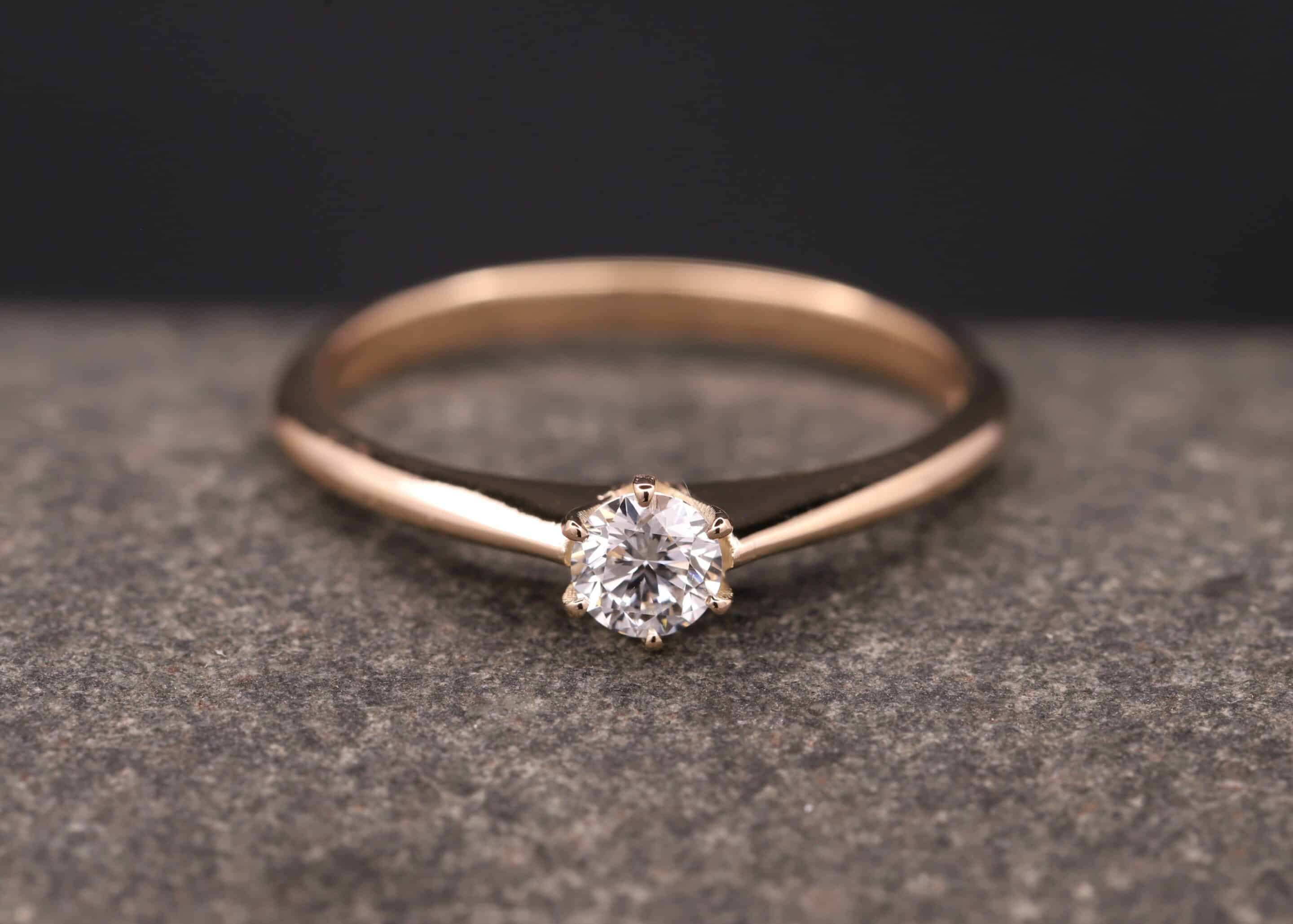 verlobungsring in rosegold mit diamant hergestellt im schmuchgarten