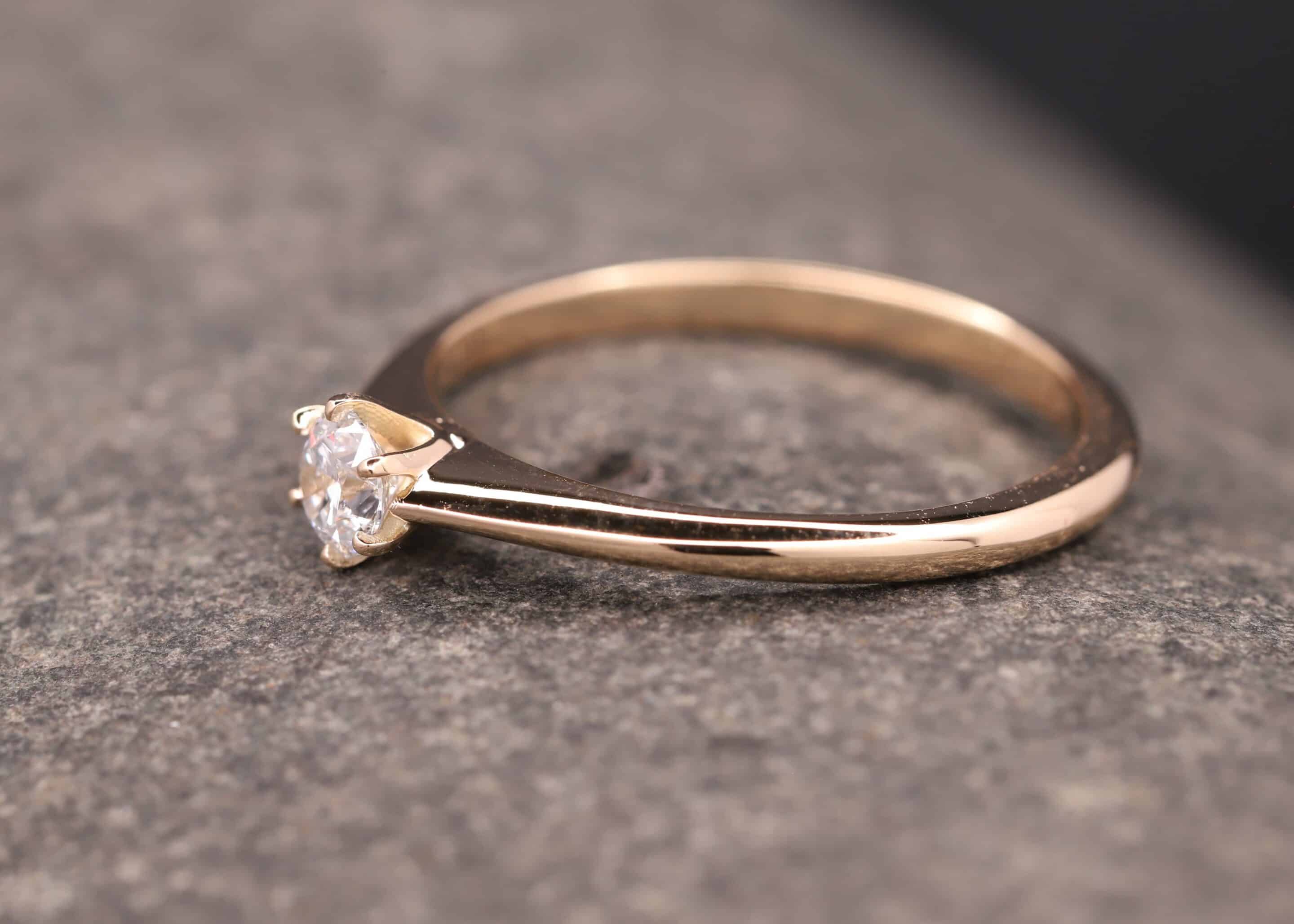 verlobungsring in rosegold mit diamant hergestellt im schmuchgarten