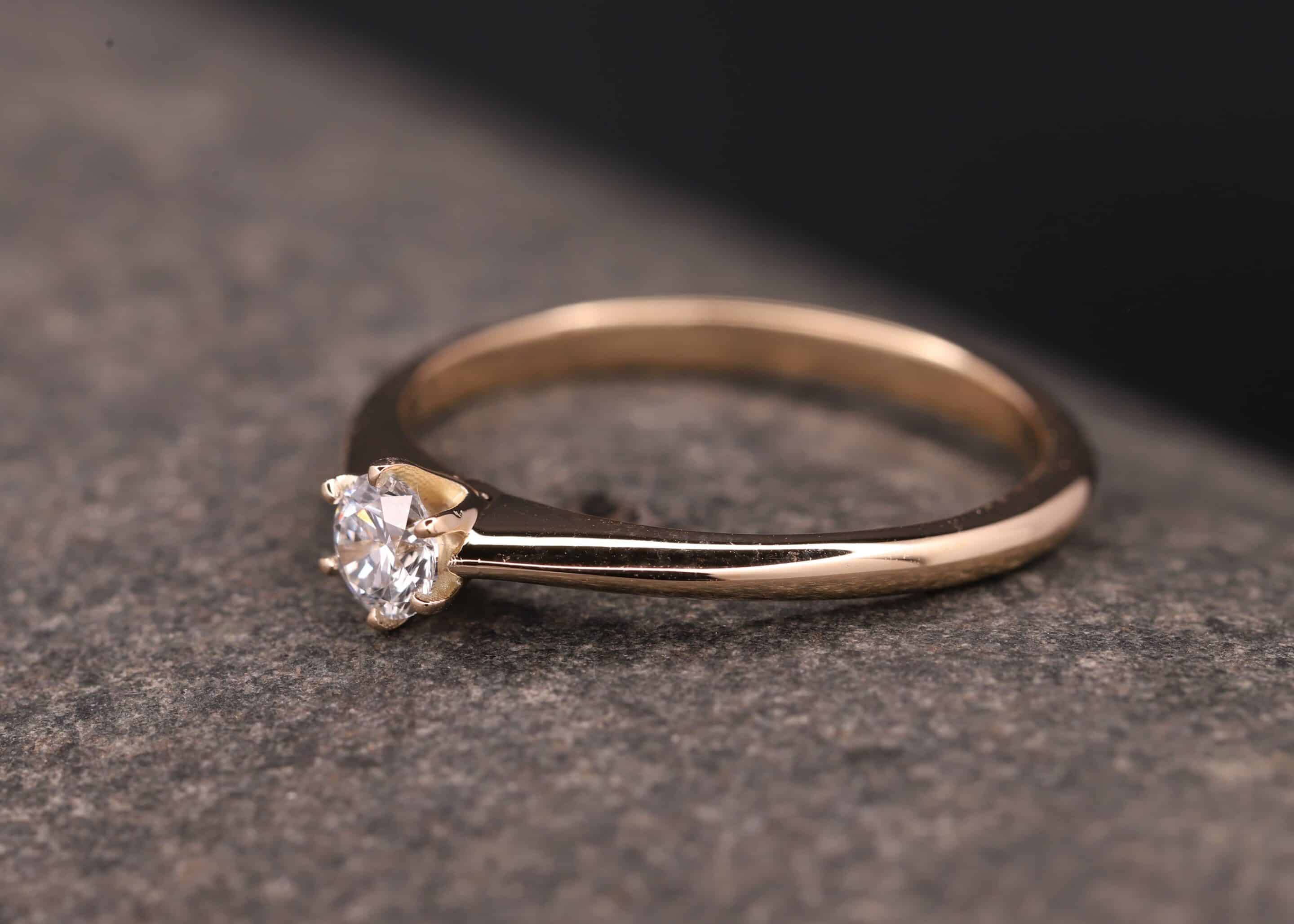 verlobungsring in rosegold mit diamant hergestellt im schmuchgarten