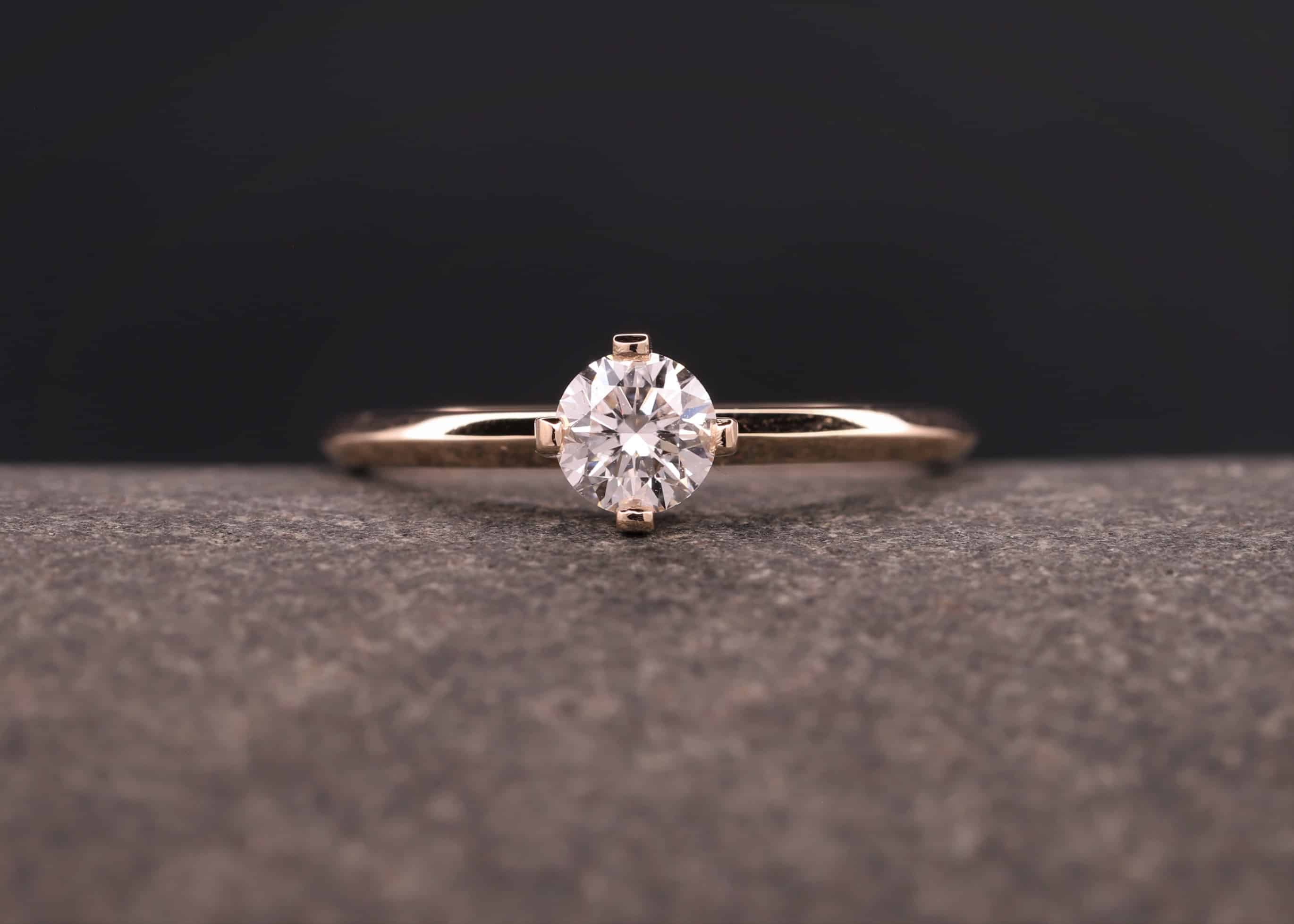 rosegold solitaire ring mit diamant in vier-krappen-fassung