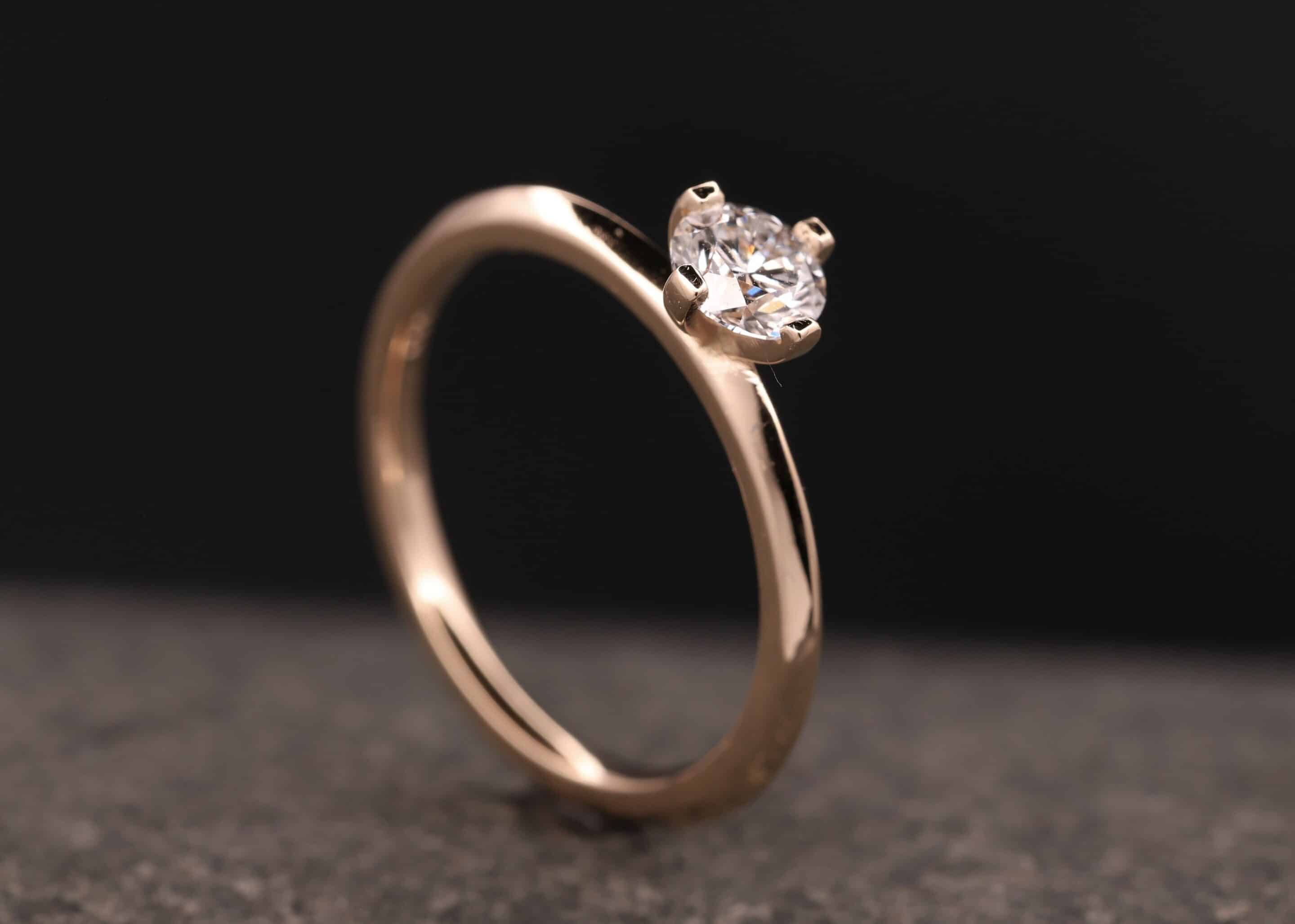 rosegold solitaire ring mit diamant in vier-krappen-fassung