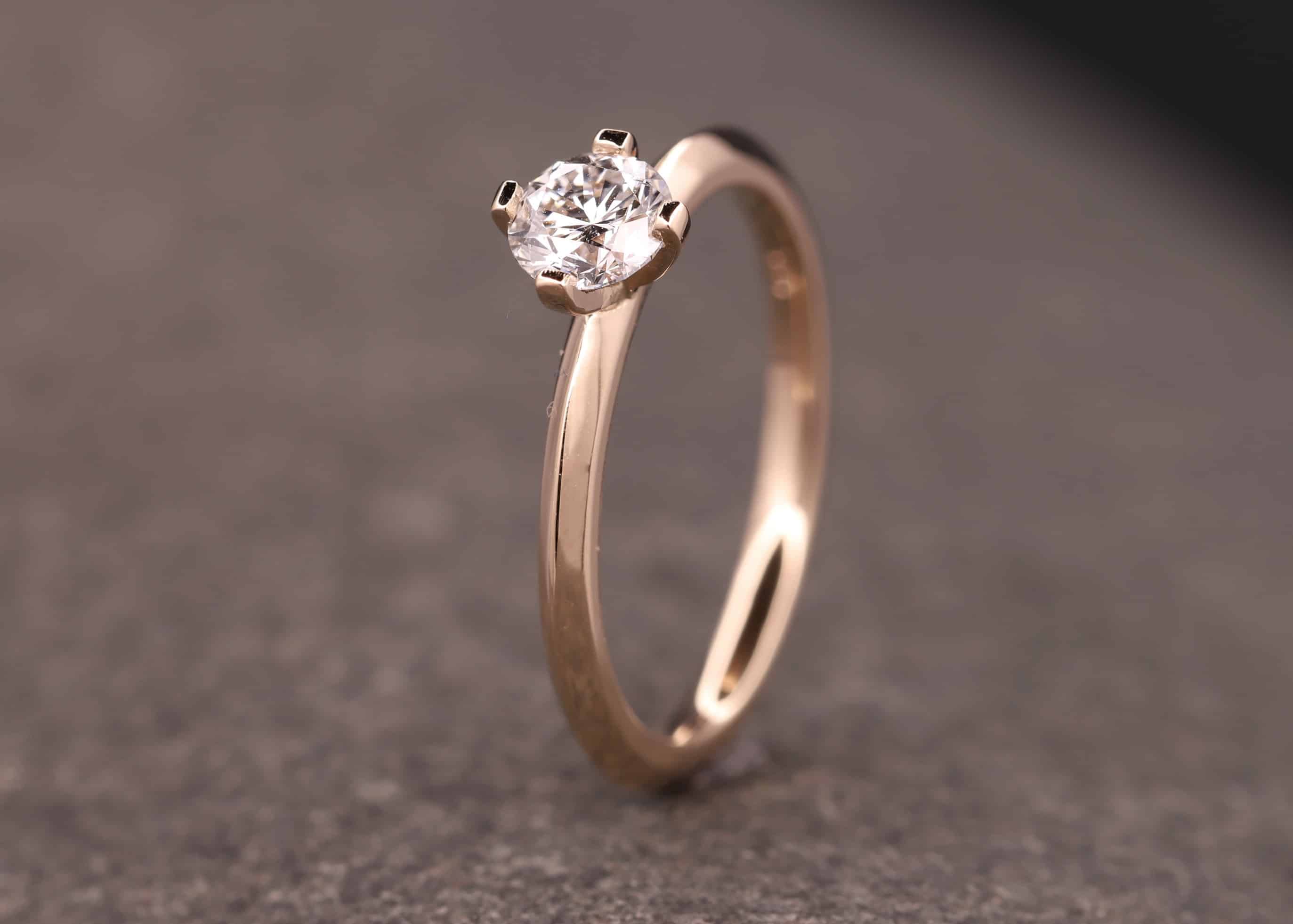 rosegold solitaire ring mit diamant in vier-krappen-fassung