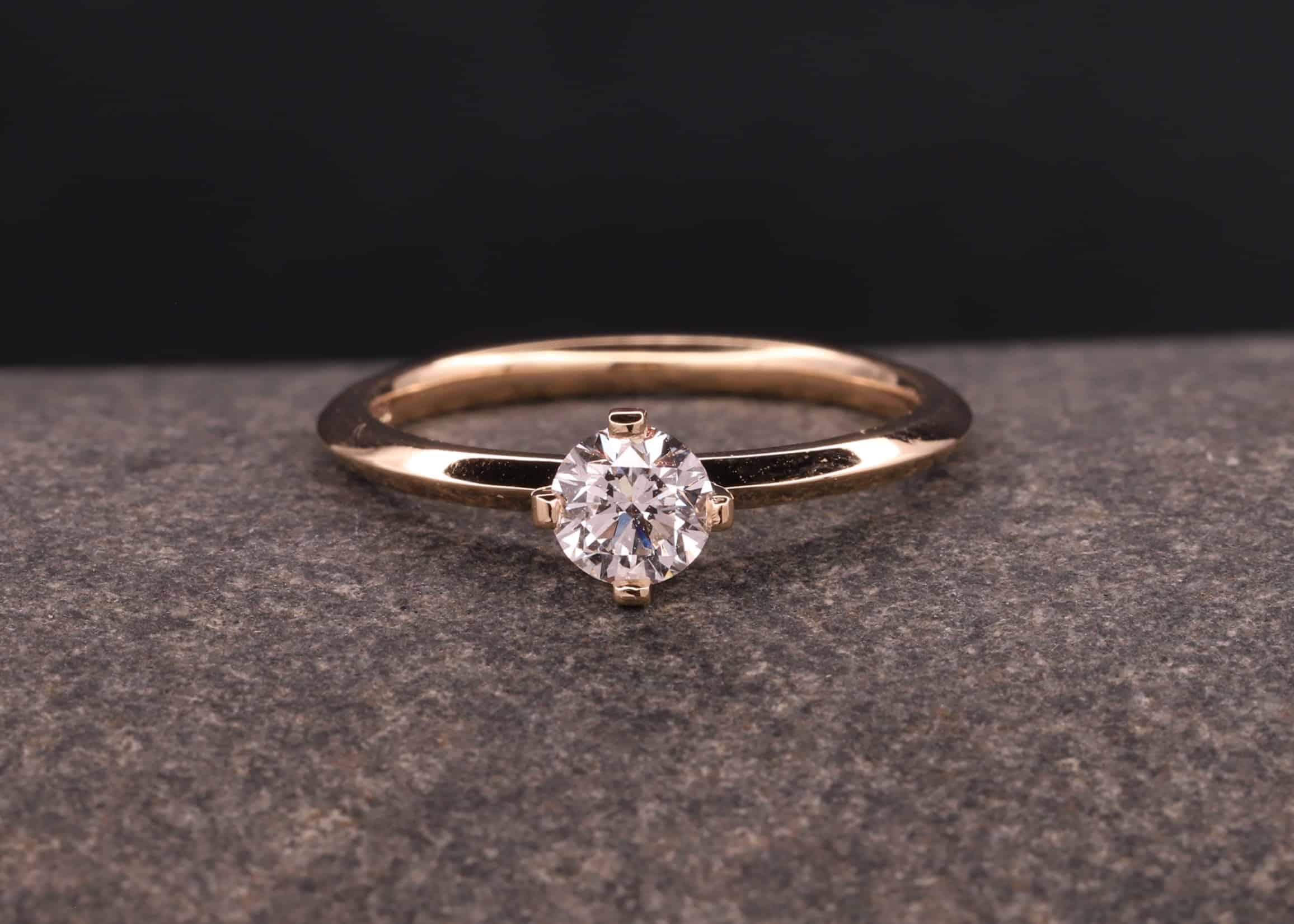 rosegold solitaire ring mit diamant in vier-krappen-fassung