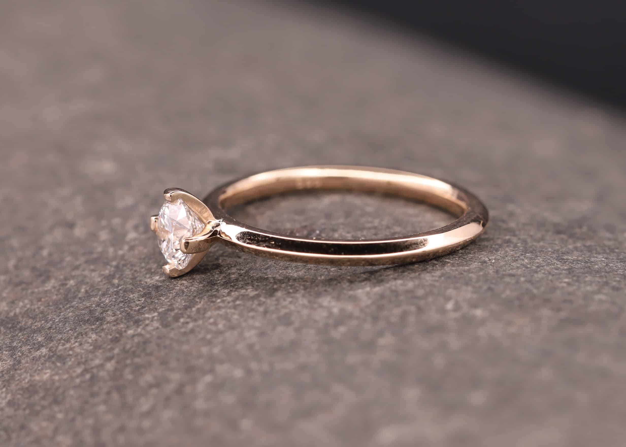 rosegold solitaire ring mit diamant in vier-krappen-fassung