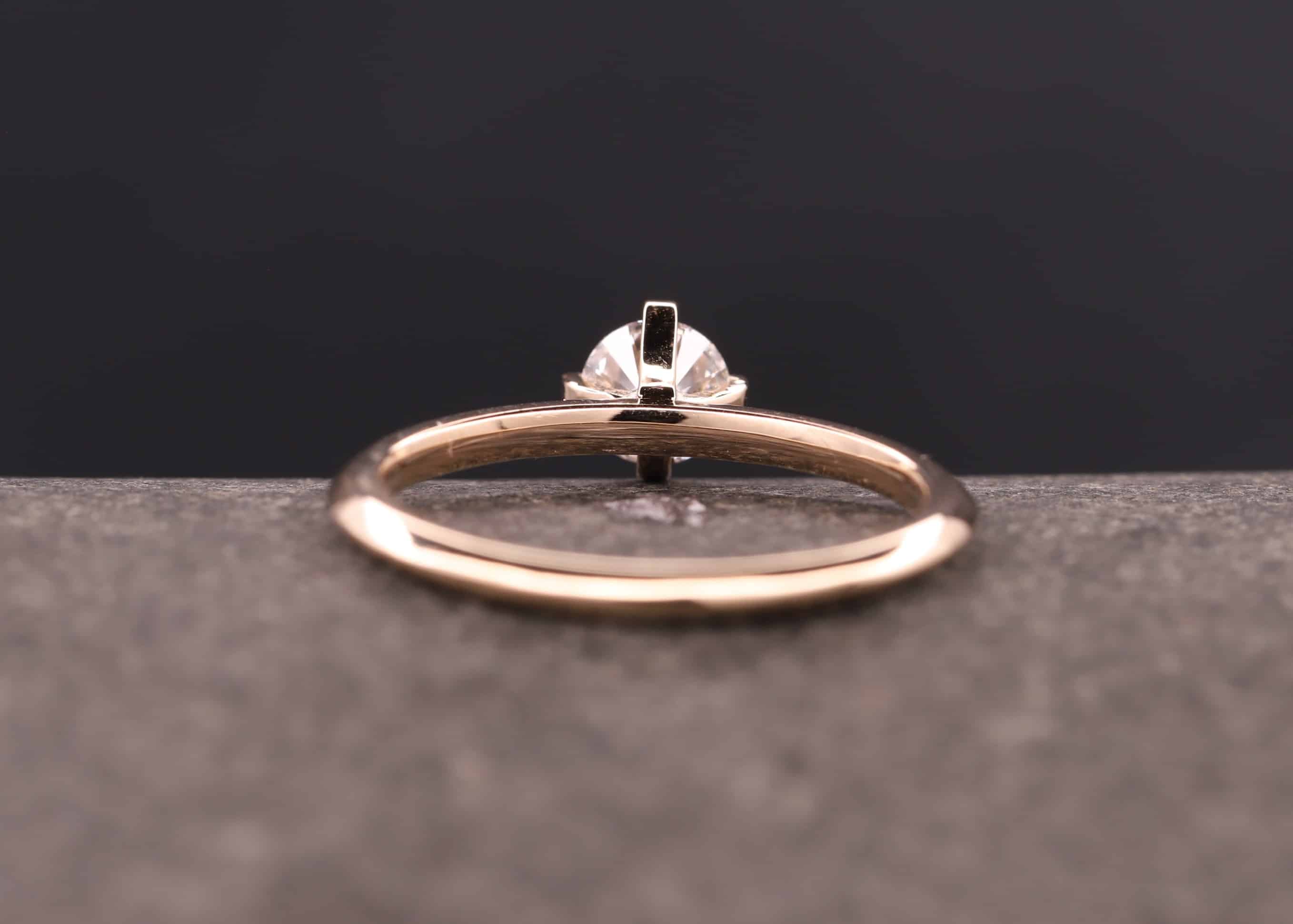 rosegold solitaire ring mit diamant in vier-krappen-fassung
