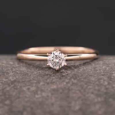 rosegold verlogungs ring mit brillant in sechs-krappen-fassung